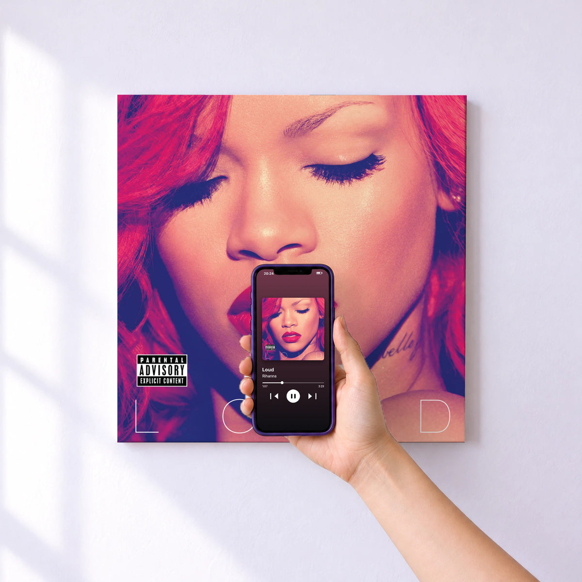 Affiche connectée Loud de Rihanna au mur : l'album se lance en approchant le téléphone