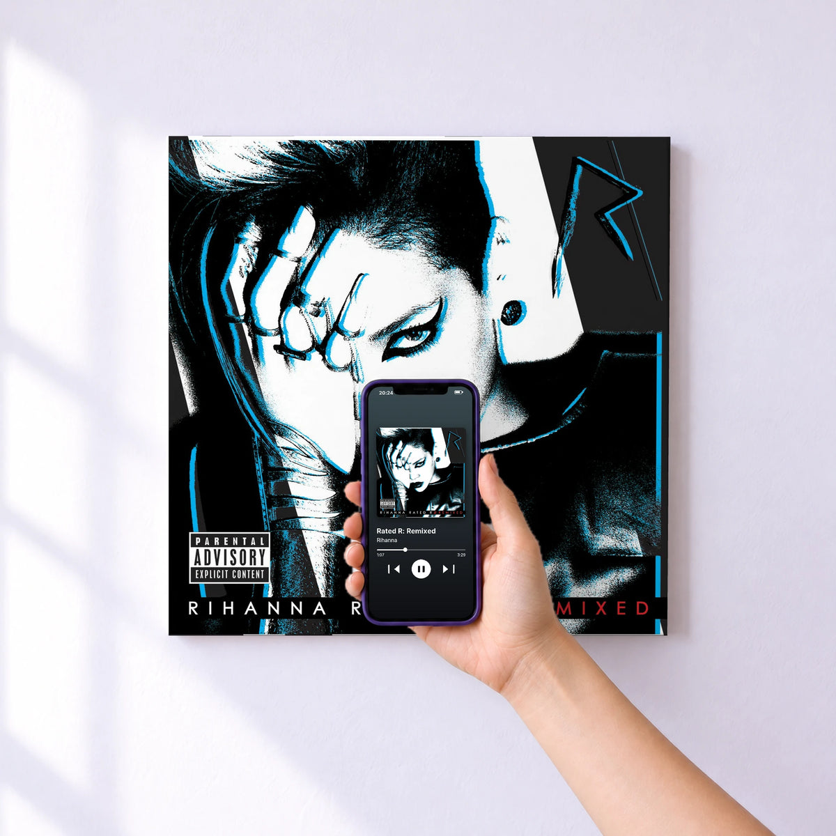 Affiche connectée Rated R: Remixed de Rihanna au mur : l'album se lance en approchant le téléphone