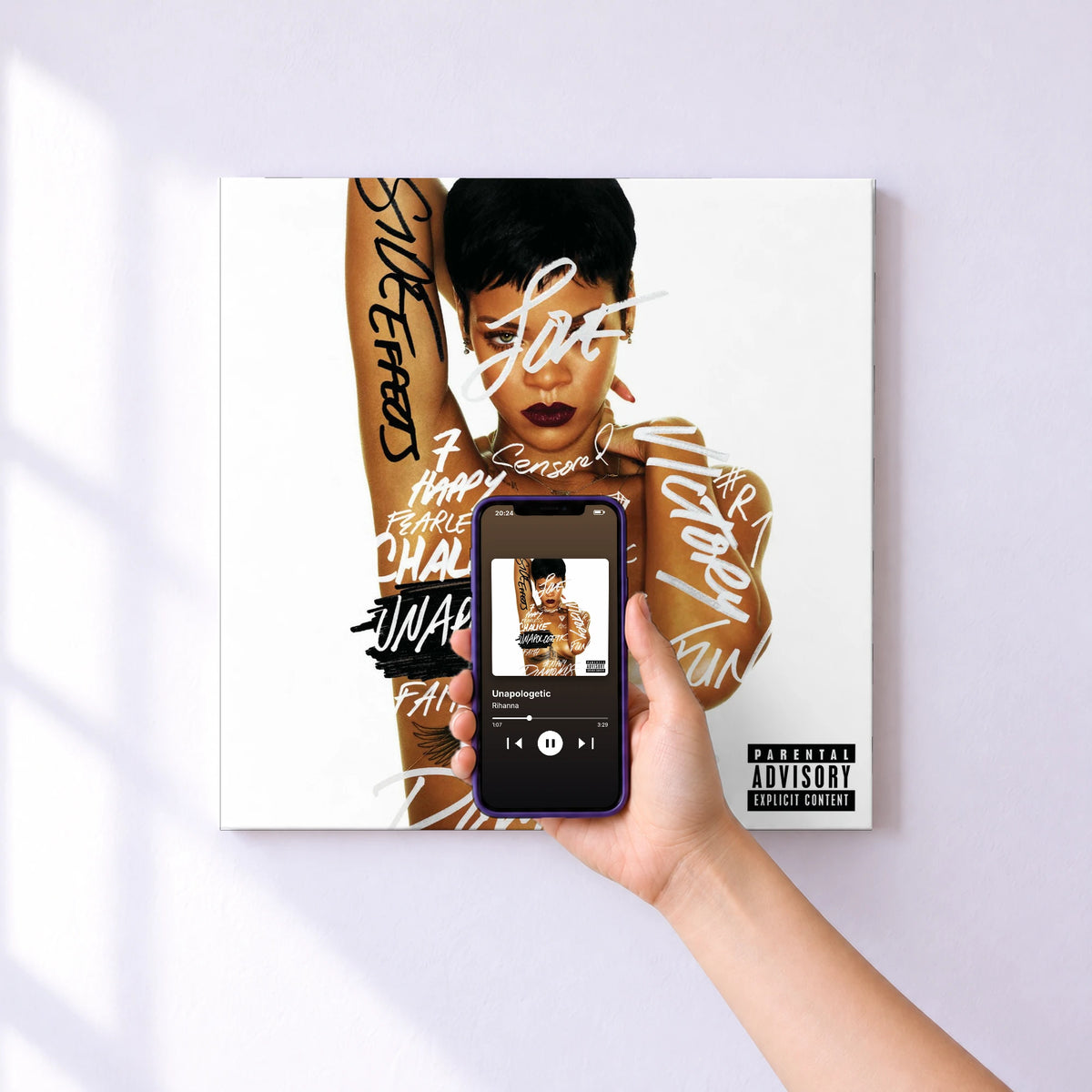 Affiche connectée Unapologetic de Rihanna au mur : l'album se lance en approchant le téléphone
