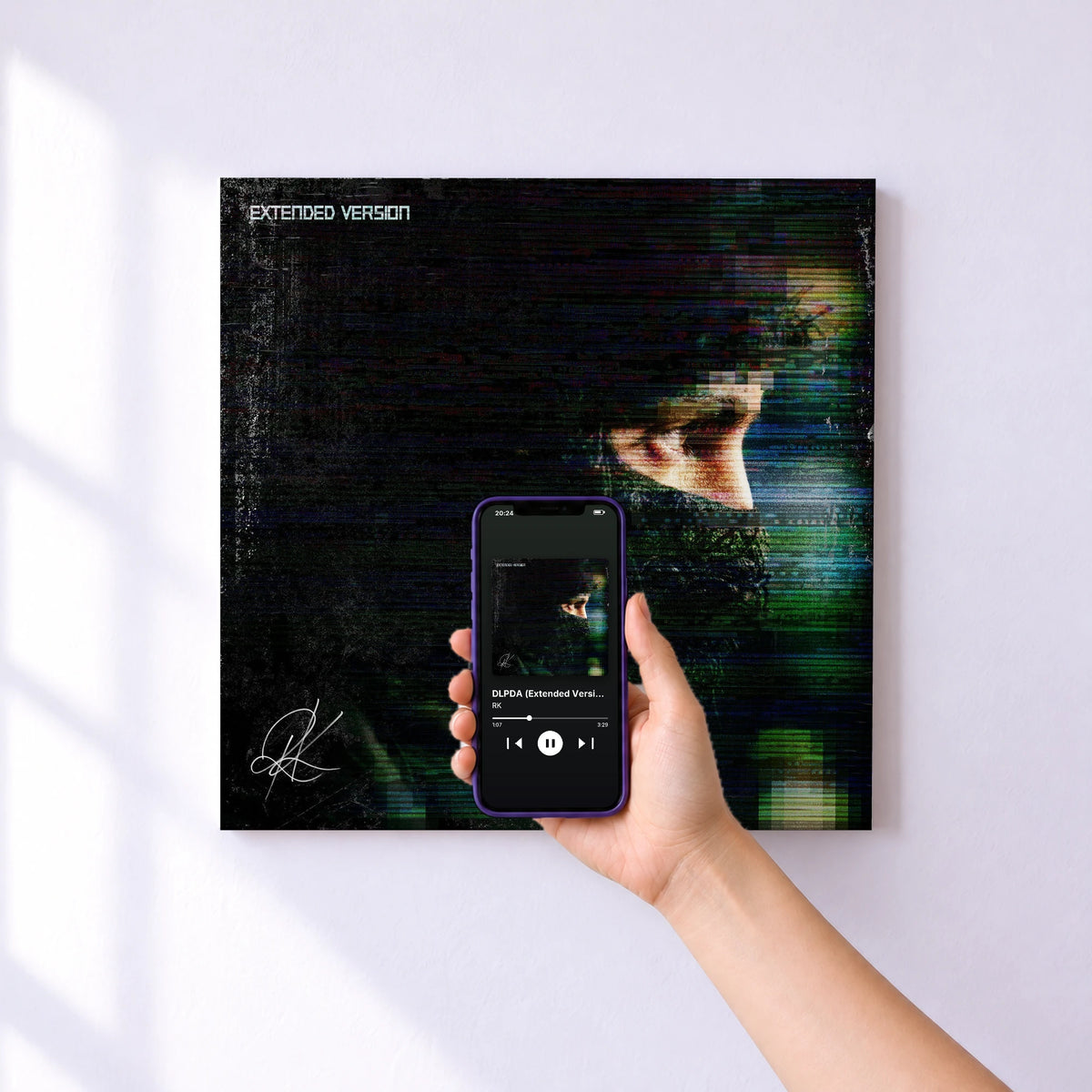 Affiche connectée DLPDA (Extended Version) de RK au mur : l'album se lance en approchant le téléphone