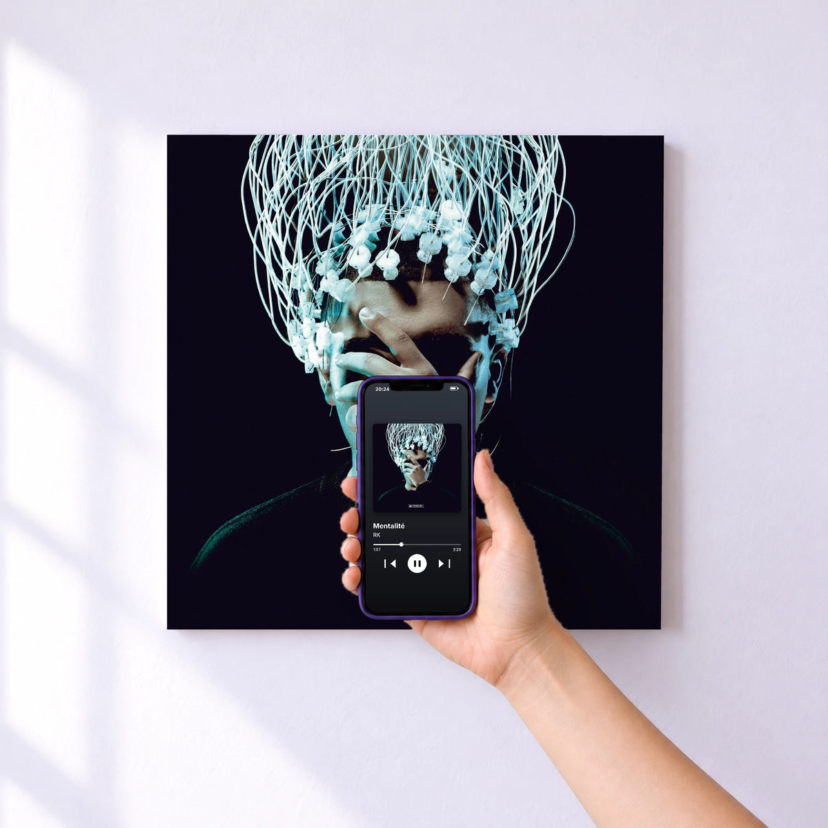 Affiche connectée Mentalité de RK au mur : l'album se lance en approchant le téléphone