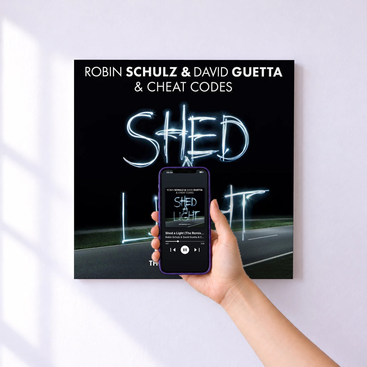 Affiche connectée Shed a Light (The Remixes Part 2) de Robin Schulz & David Guetta & Cheat Codes au mur : l'album se lance en approchant le téléphone