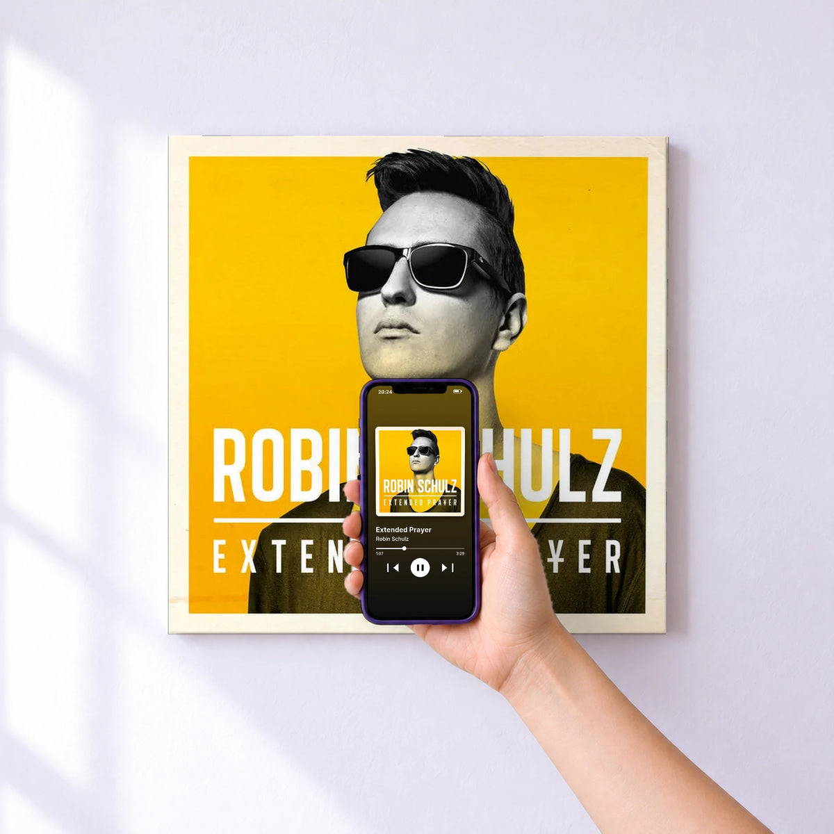 Affiche connectée Extended Prayer de Robin Schulz au mur : l'album se lance en approchant le téléphone