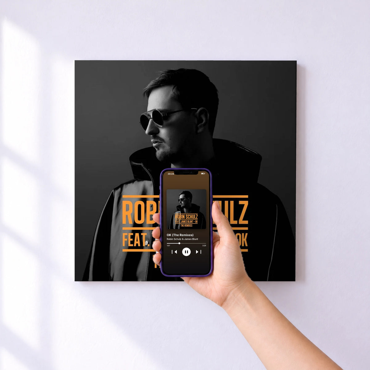 Affiche connectée OK (The Remixes) de Robin Schulz & James Blunt au mur : l'album se lance en approchant le téléphone