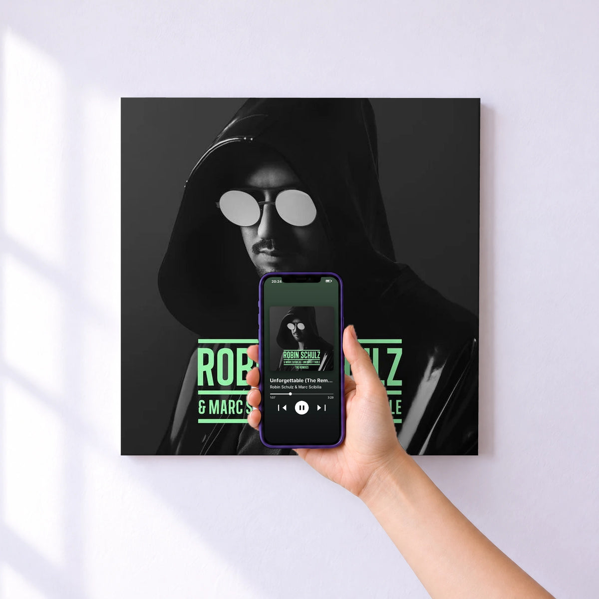 Affiche connectée Unforgettable (The Remixes) de Robin Schulz & Marc Scibilia au mur : l'album se lance en approchant le téléphone