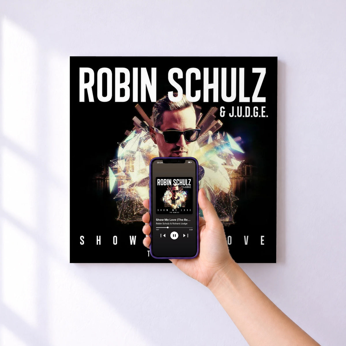 Affiche connectée Show Me Love (The Remixes) de Robin Schulz & Richard Judge au mur : l'album se lance en approchant le téléphone