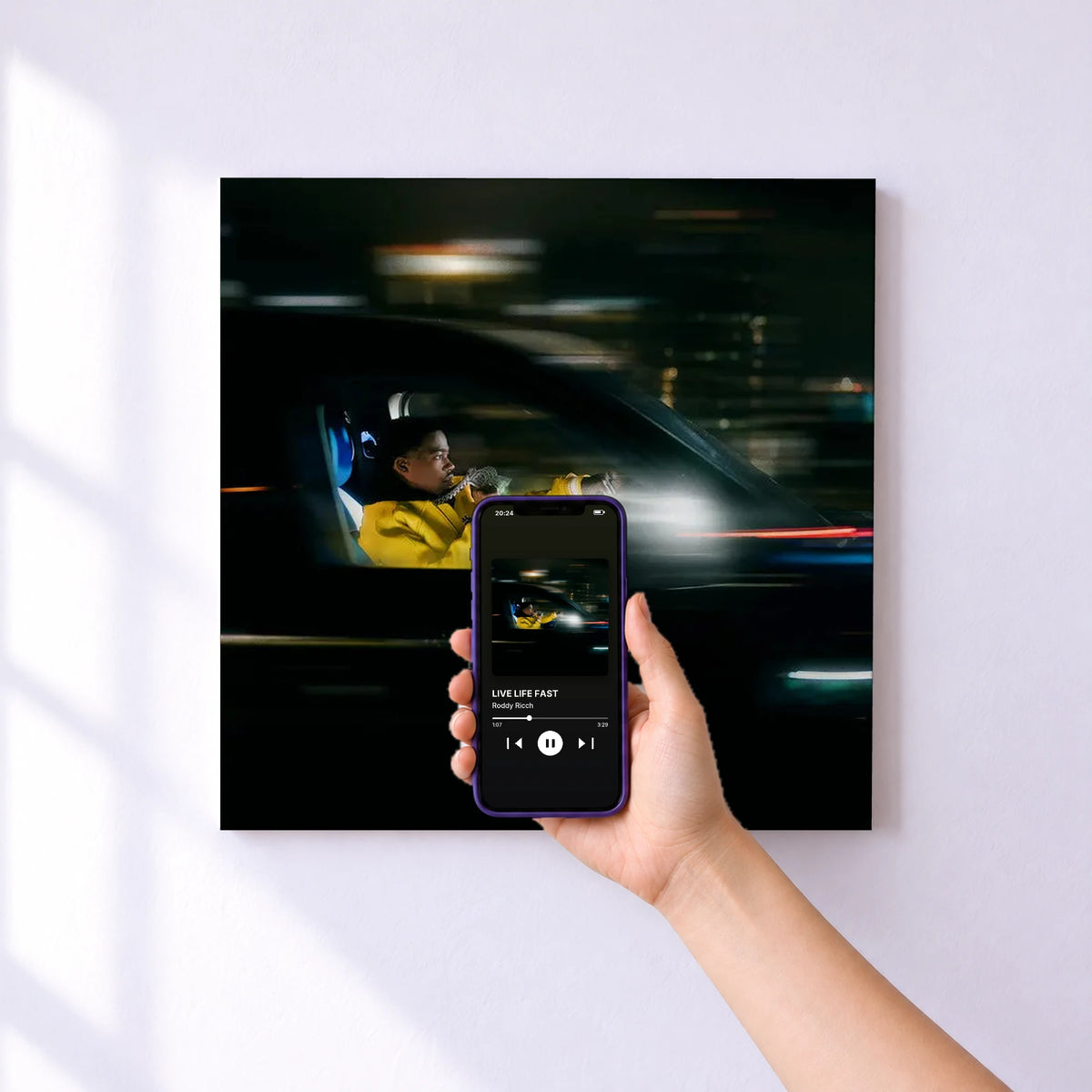Affiche connectée LIVE LIFE FAST de Roddy Ricch au mur : l'album se lance en approchant le téléphone