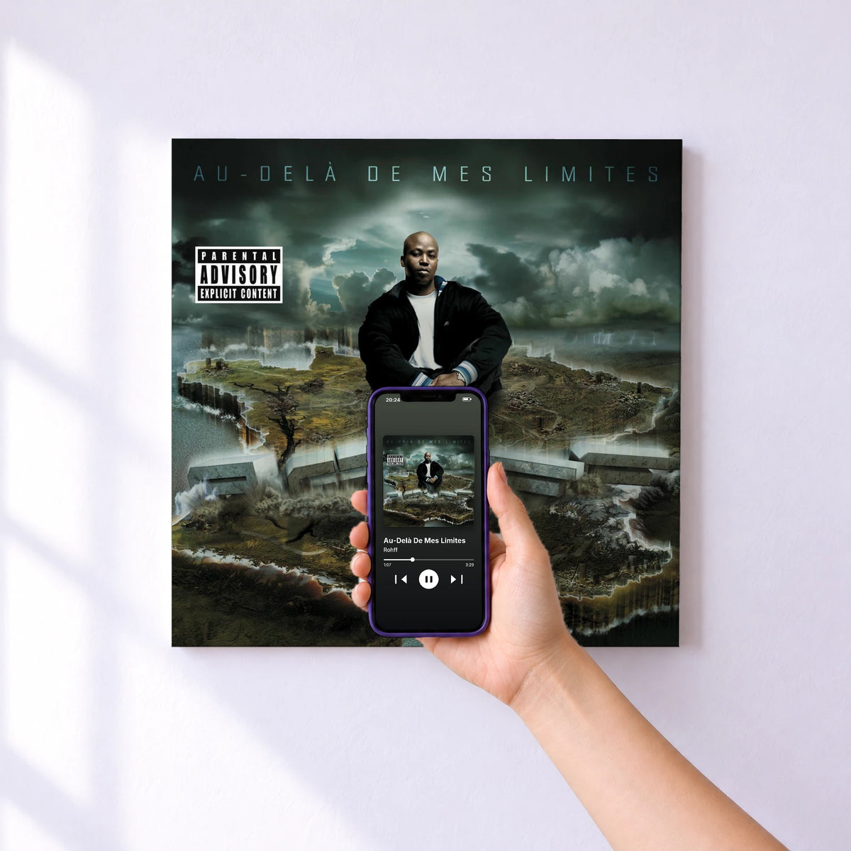 Affiche connectée Au-Delà De Mes Limites de Rohff au mur : l'album se lance en approchant le téléphone