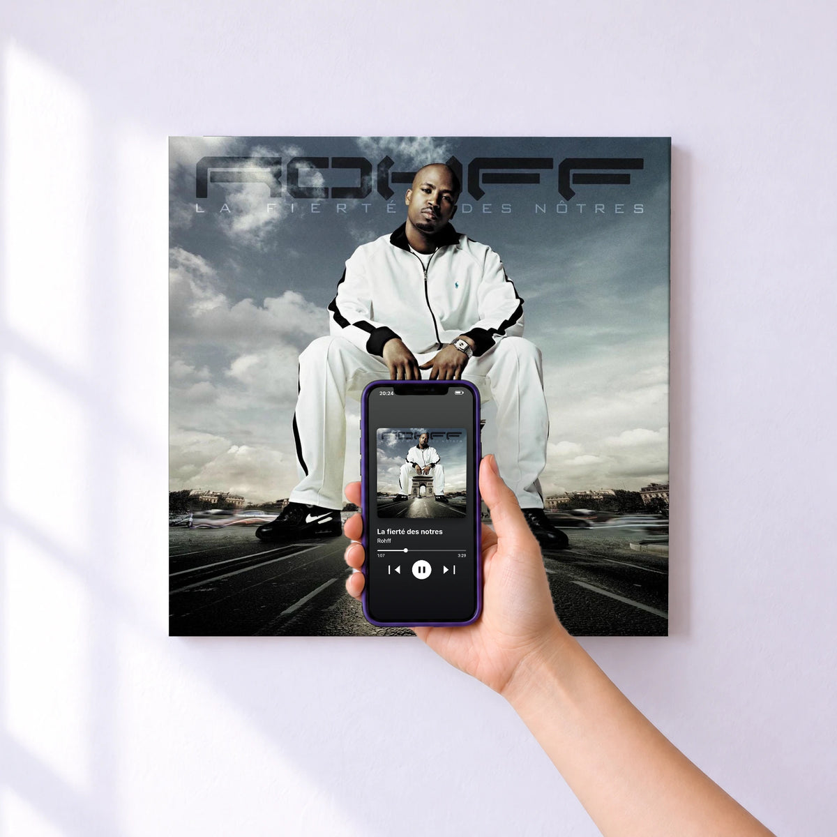Affiche connectée La fierté des notres de Rohff au mur : l'album se lance en approchant le téléphone