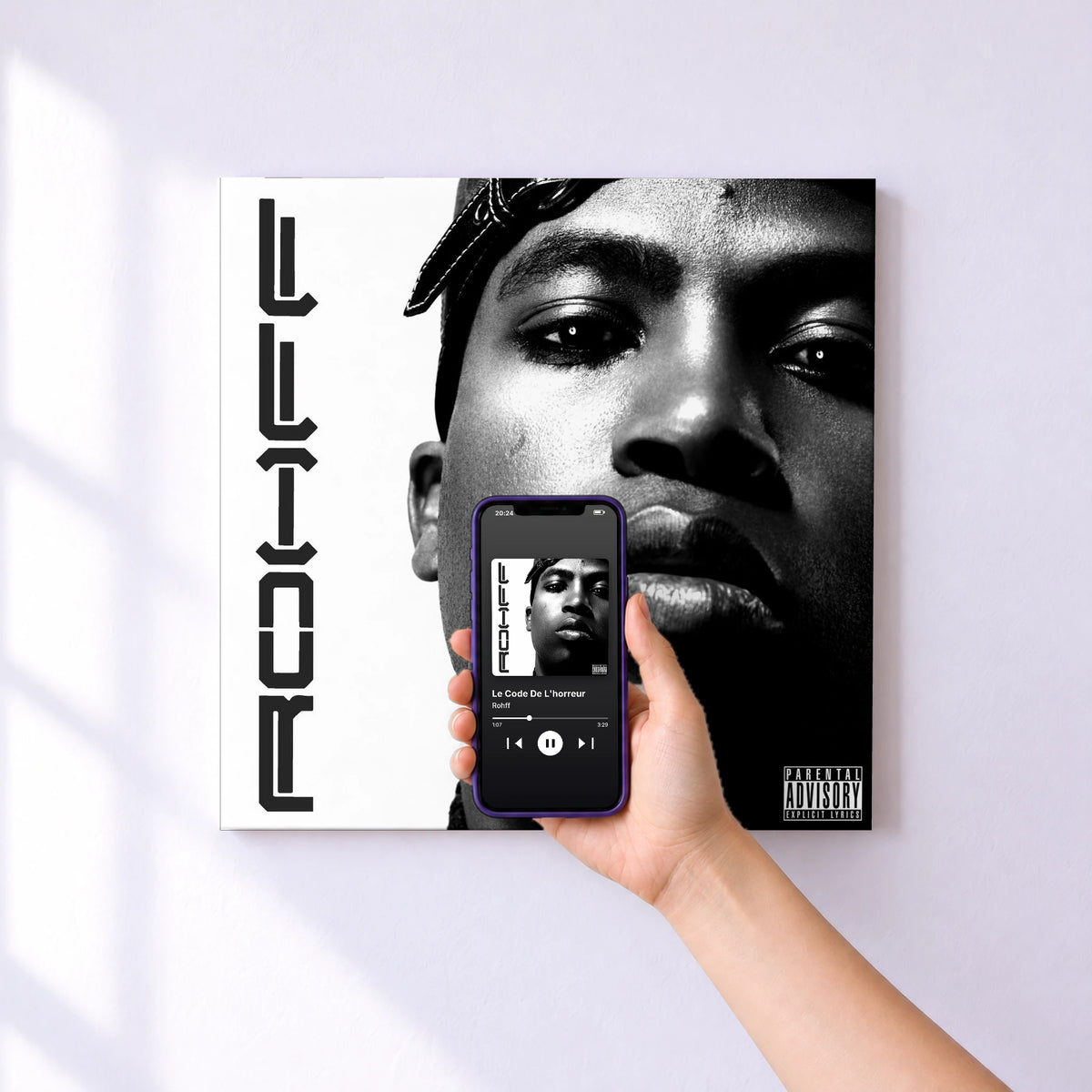 Affiche connectée Le Code De L'horreur de Rohff au mur : l'album se lance en approchant le téléphone