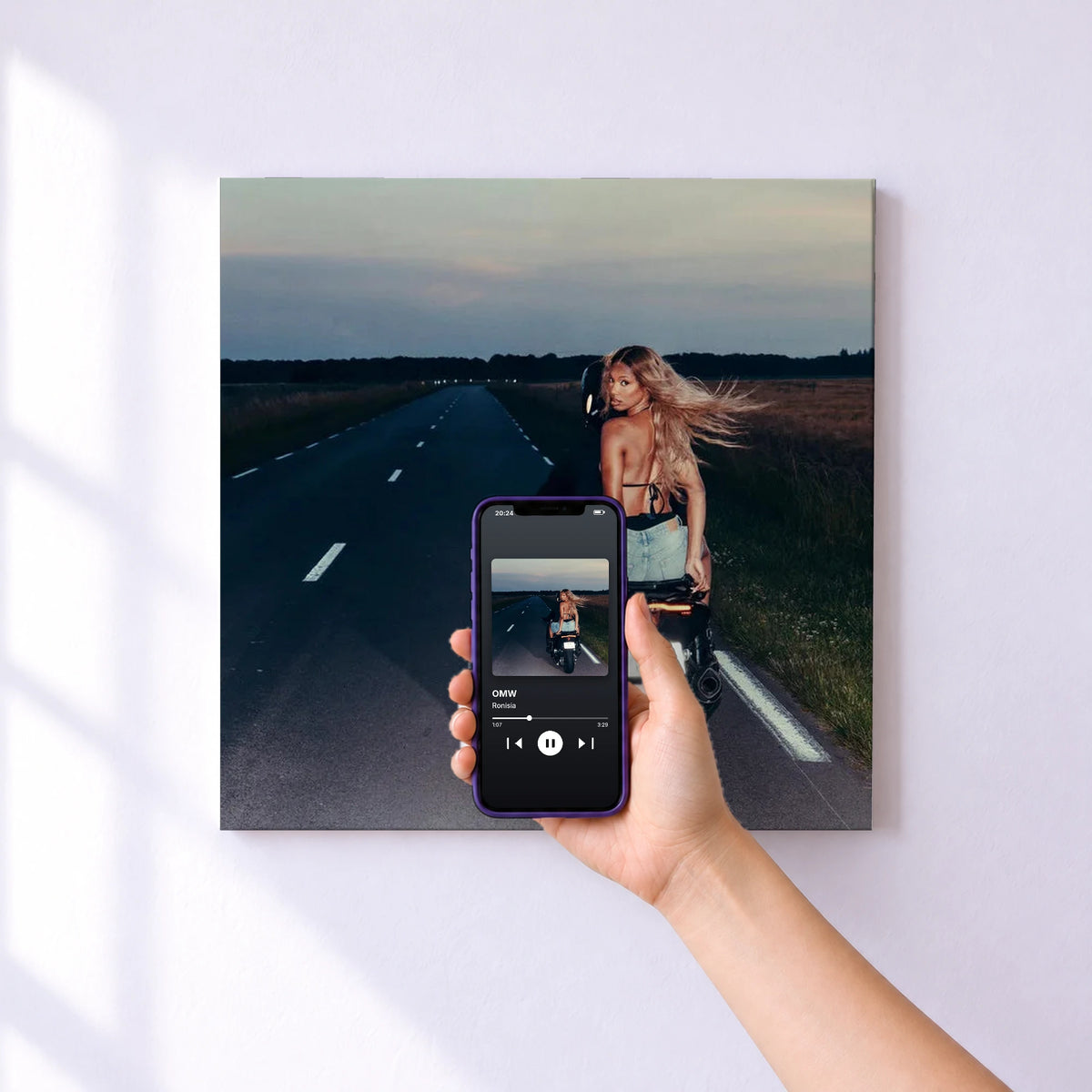 Affiche connectée OMW de Ronisia au mur : l'album se lance en approchant le téléphone