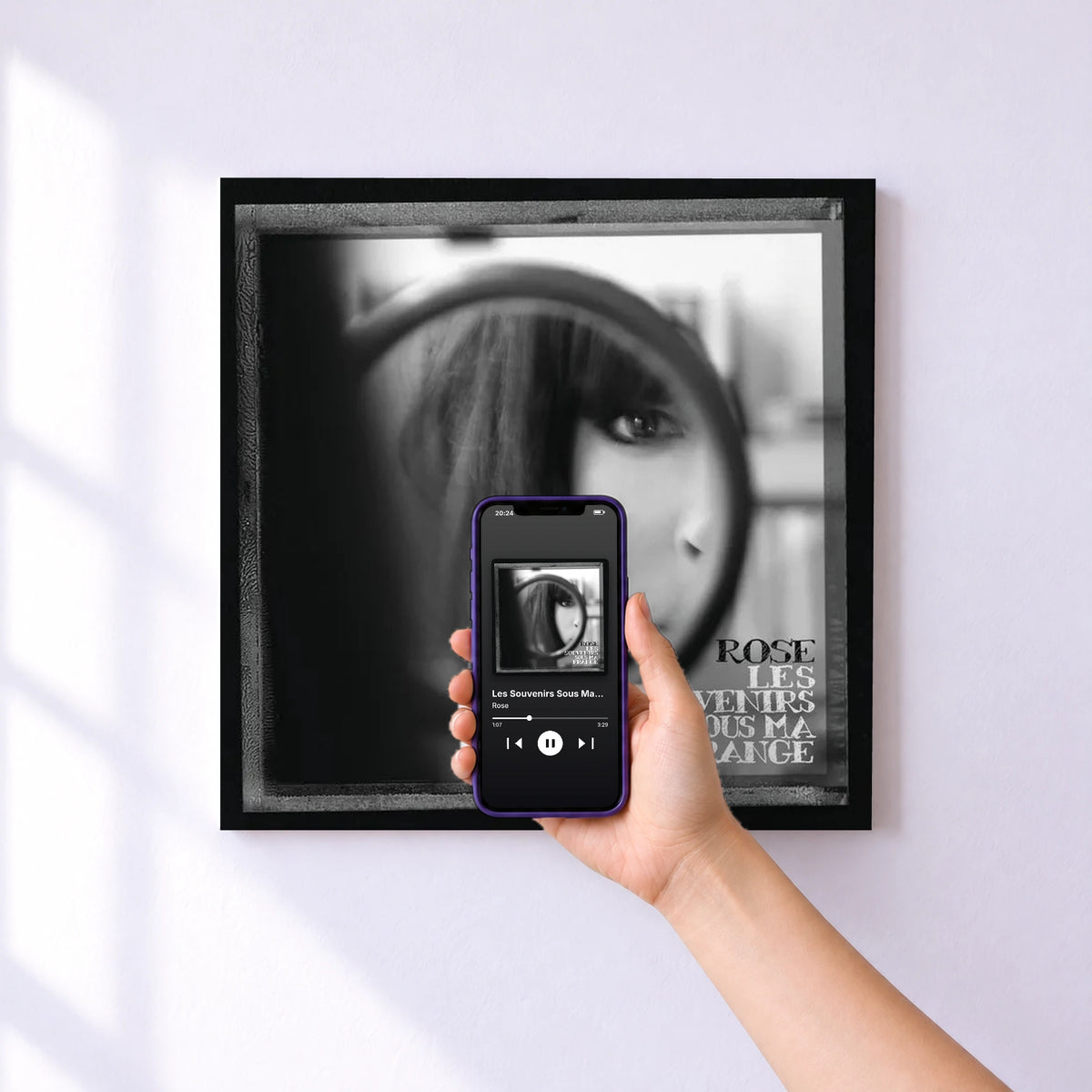 Affiche connectée Les Souvenirs Sous Ma Frange de Rose au mur : l'album se lance en approchant le téléphone