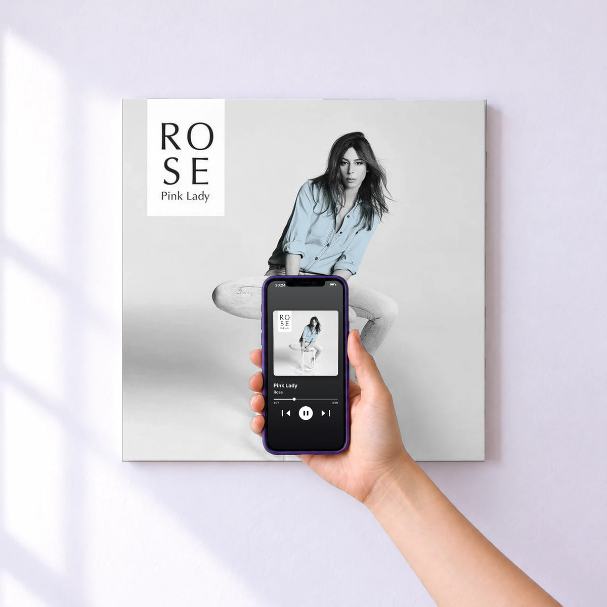 Affiche connectée Pink Lady de Rose au mur : l'album se lance en approchant le téléphone