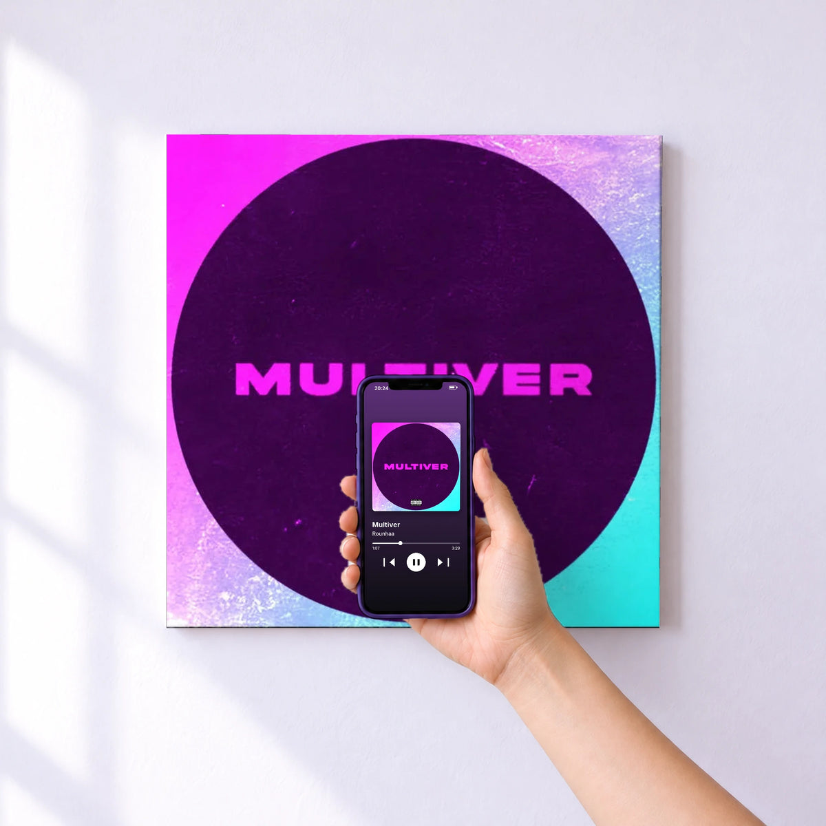 Affiche connectée Multiver de Rounhaa au mur : l'album se lance en approchant le téléphone