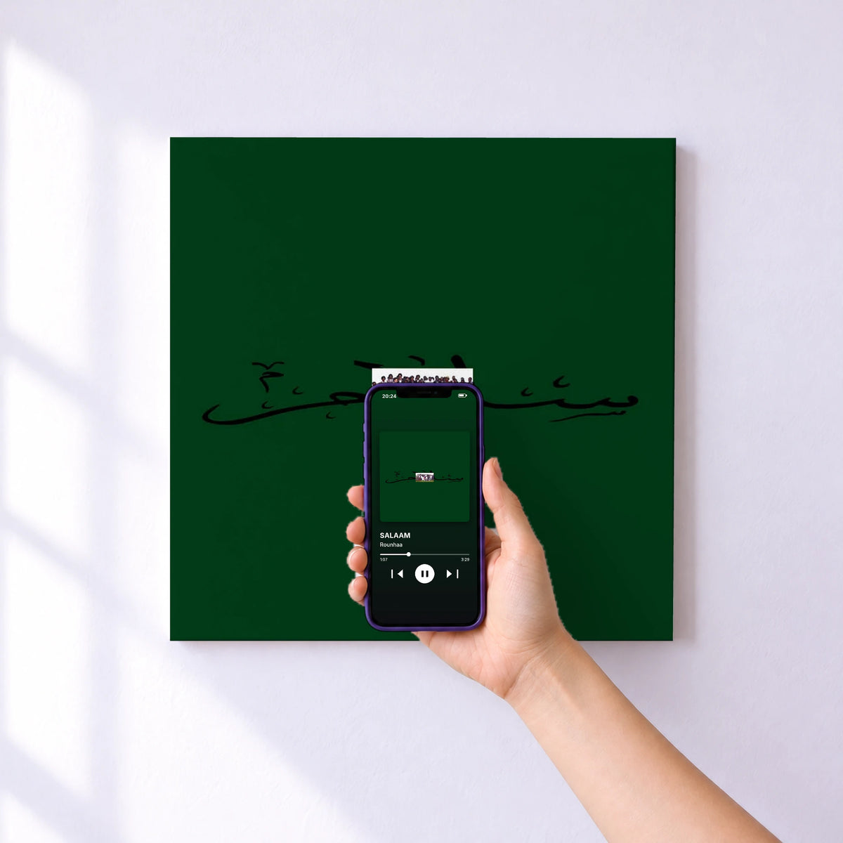 Affiche connectée SALAAM de Rounhaa au mur : l'album se lance en approchant le téléphone