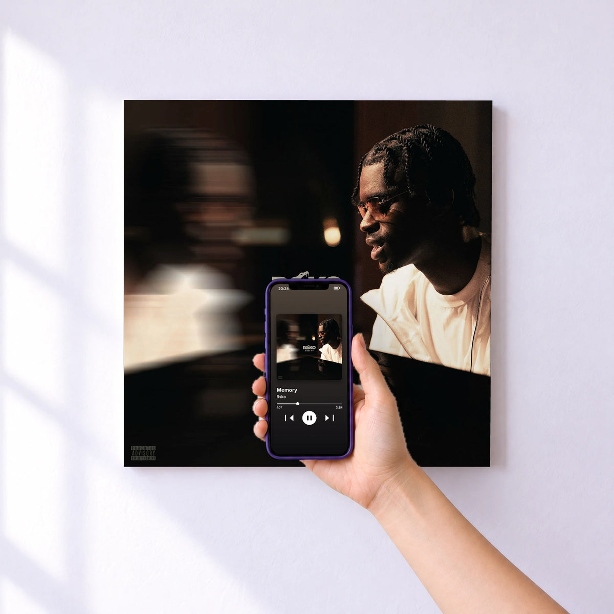 Affiche connectée Memory de Rsko au mur : l'album se lance en approchant le téléphone