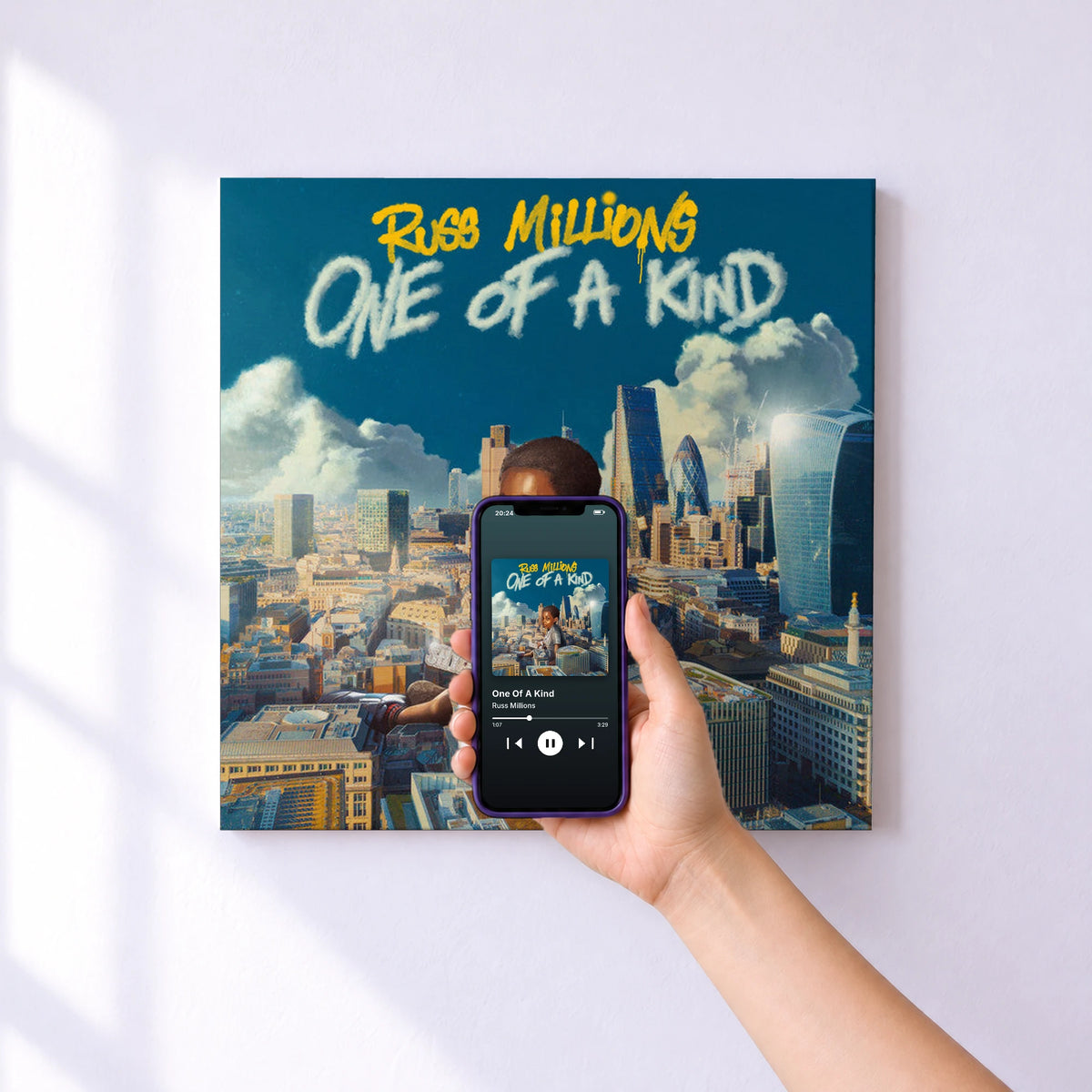 Affiche connectée One Of A Kind de Russ Millions au mur : l'album se lance en approchant le téléphone