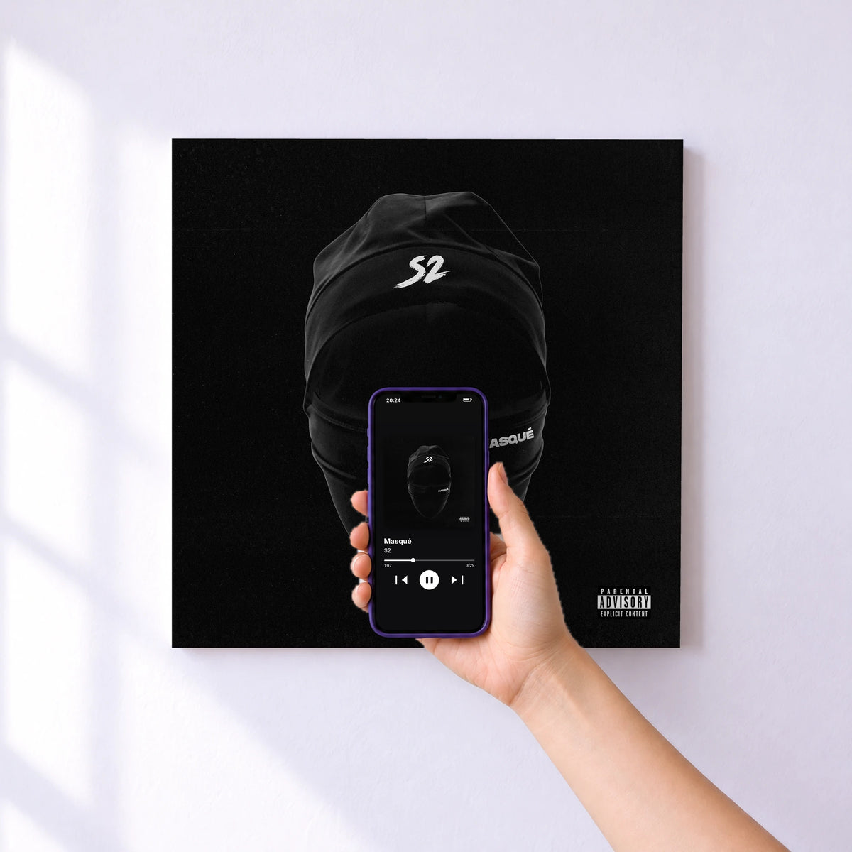 Affiche connectée Masqué de S2 au mur : l'album se lance en approchant le téléphone