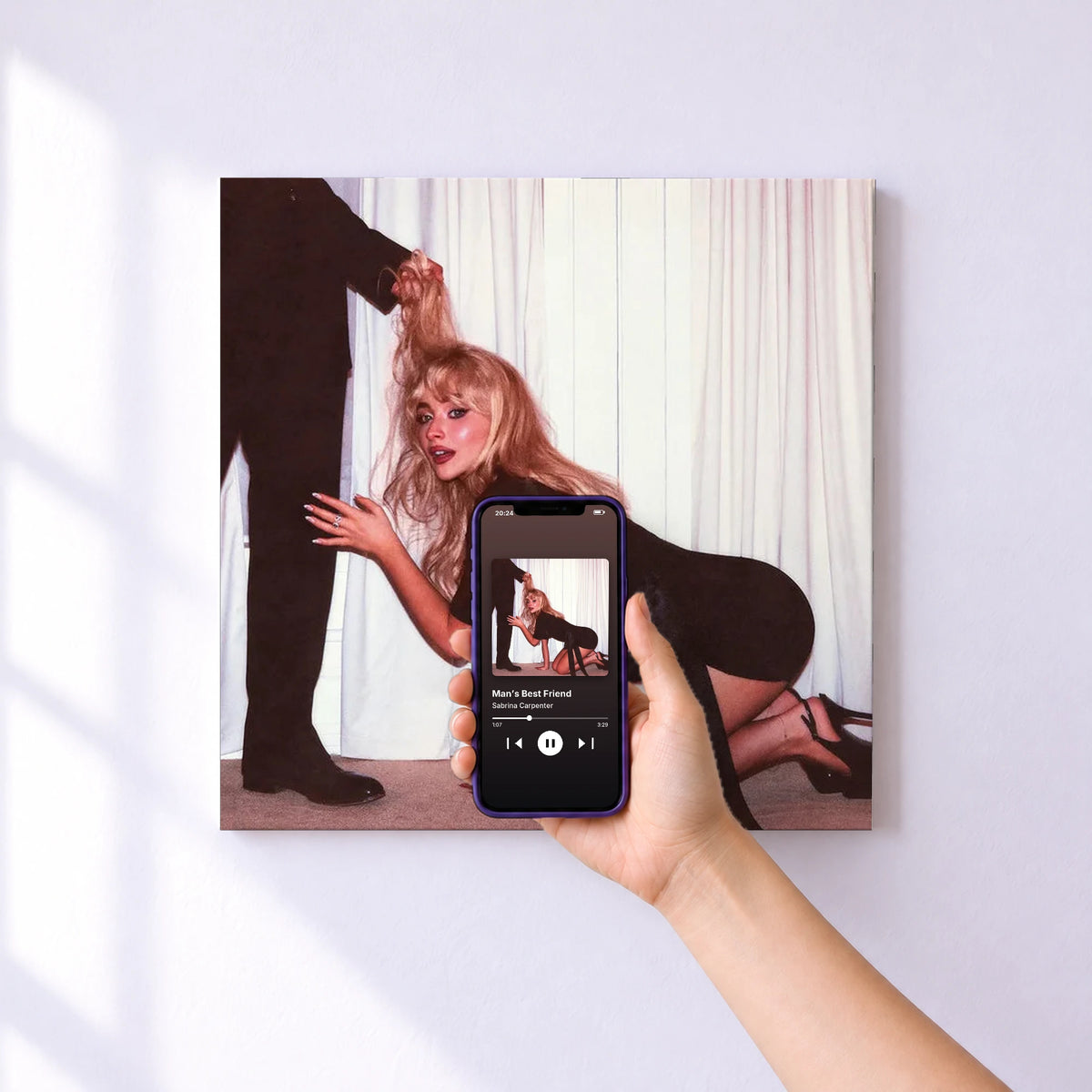 Affiche connectée Man’s Best Friend de Sabrina Carpenter au mur : l'album se lance en approchant le téléphone