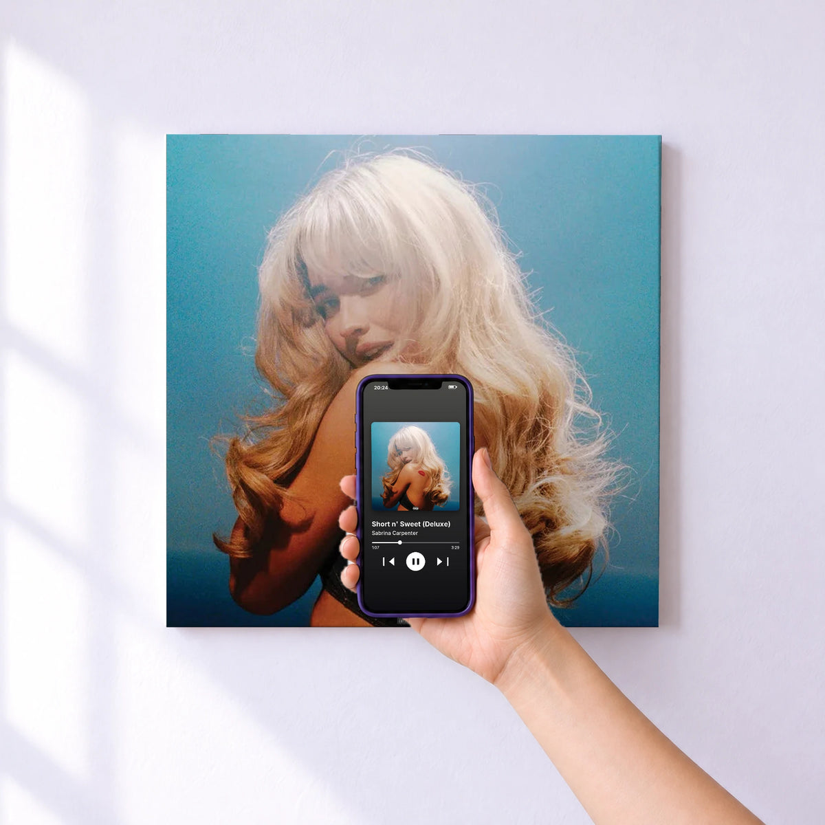 Affiche connectée Short n' Sweet (Deluxe) de Sabrina Carpenter au mur : l'album se lance en approchant le téléphone