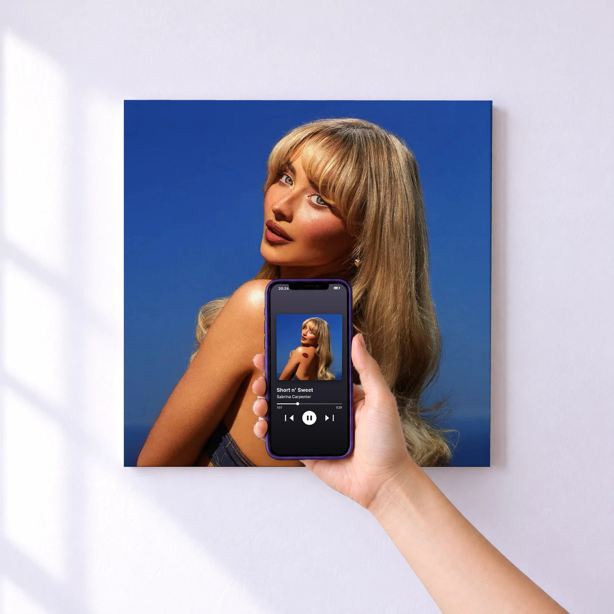 Affiche connectée Short n' Sweet de Sabrina Carpenter au mur : l'album se lance en approchant le téléphone