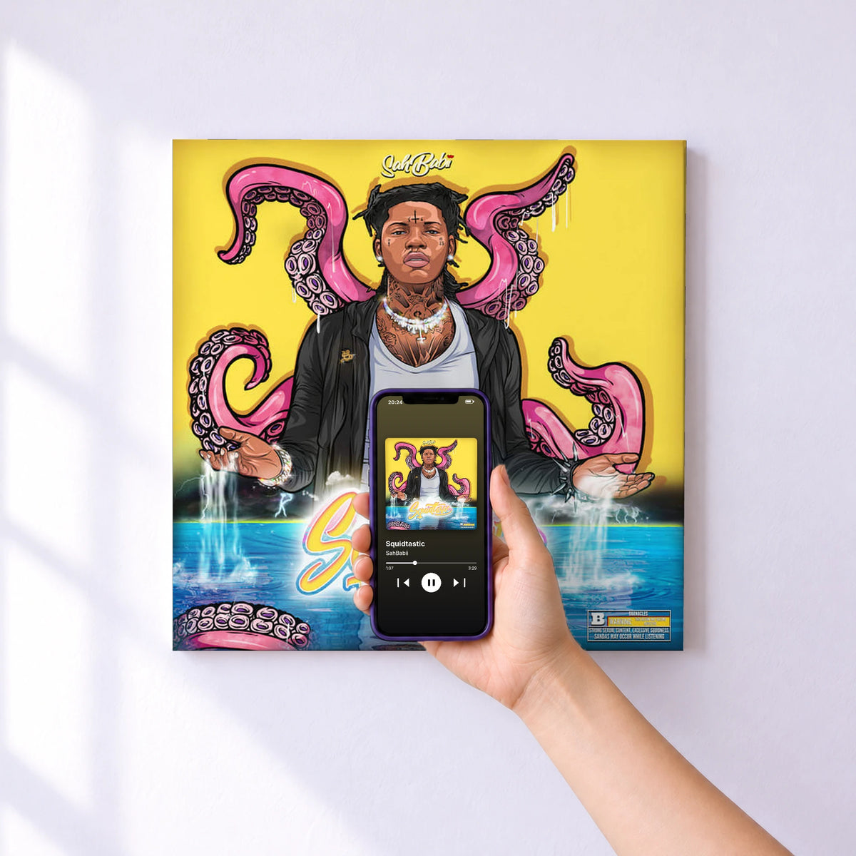 Affiche connectée Squidtastic de SahBabii au mur : l'album se lance en approchant le téléphone