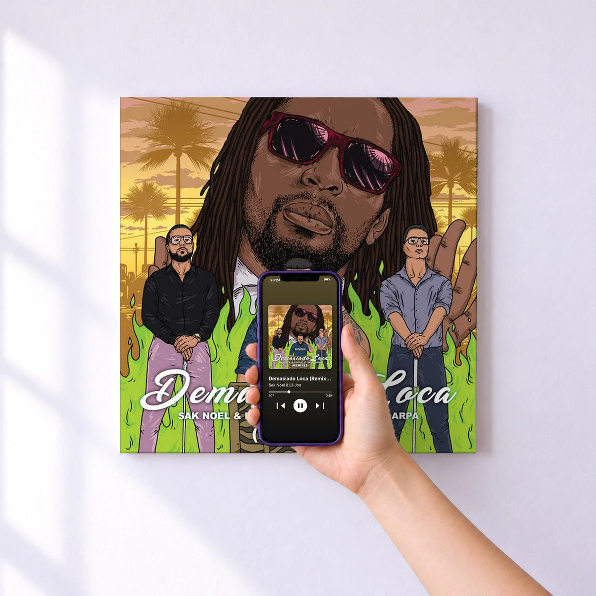 Affiche connectée Demasiado Loca (Remixes) de Sak Noel & Lil Jon au mur : l'album se lance en approchant le téléphone