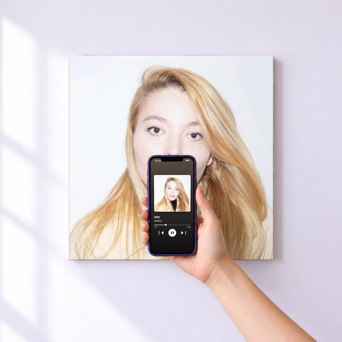 Affiche connectée 999 de SANTA au mur : l'album se lance en approchant le téléphone