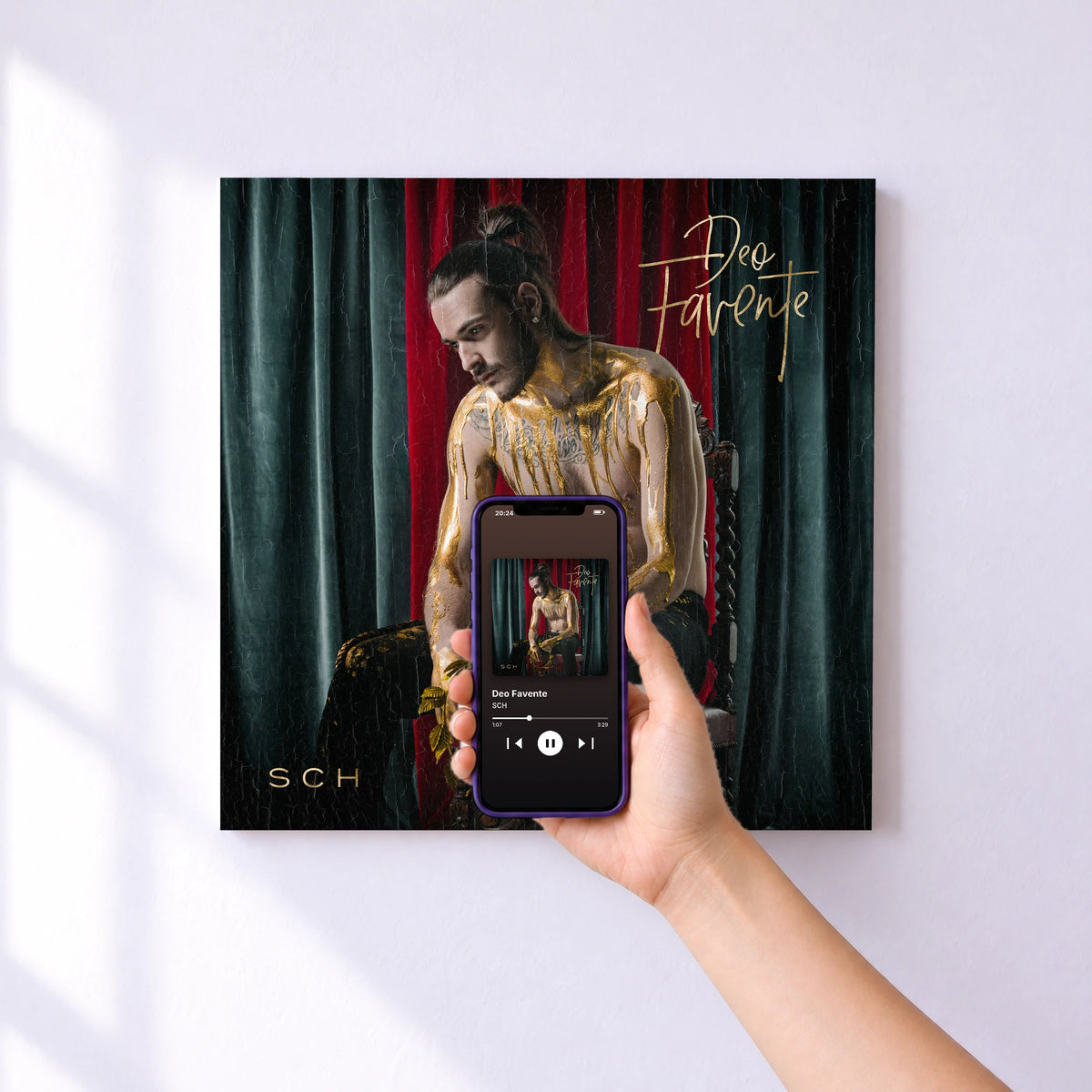 Affiche connectée Deo Favente de SCH au mur : l'album se lance en approchant le téléphone