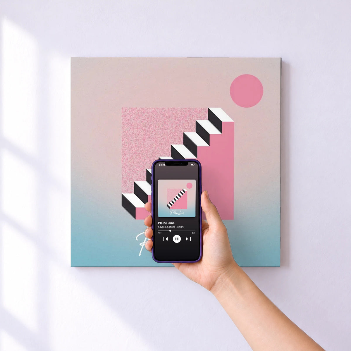 Affiche connectée Pleine Lune de Scylla & Sofiane Pamart au mur : l'album se lance en approchant le téléphone