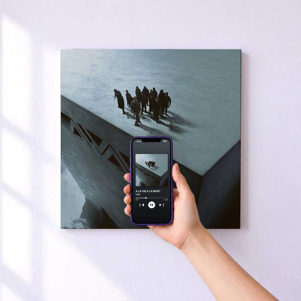 Affiche connectée A LA VIE A LA MORT de SDM au mur : l'album se lance en approchant le téléphone