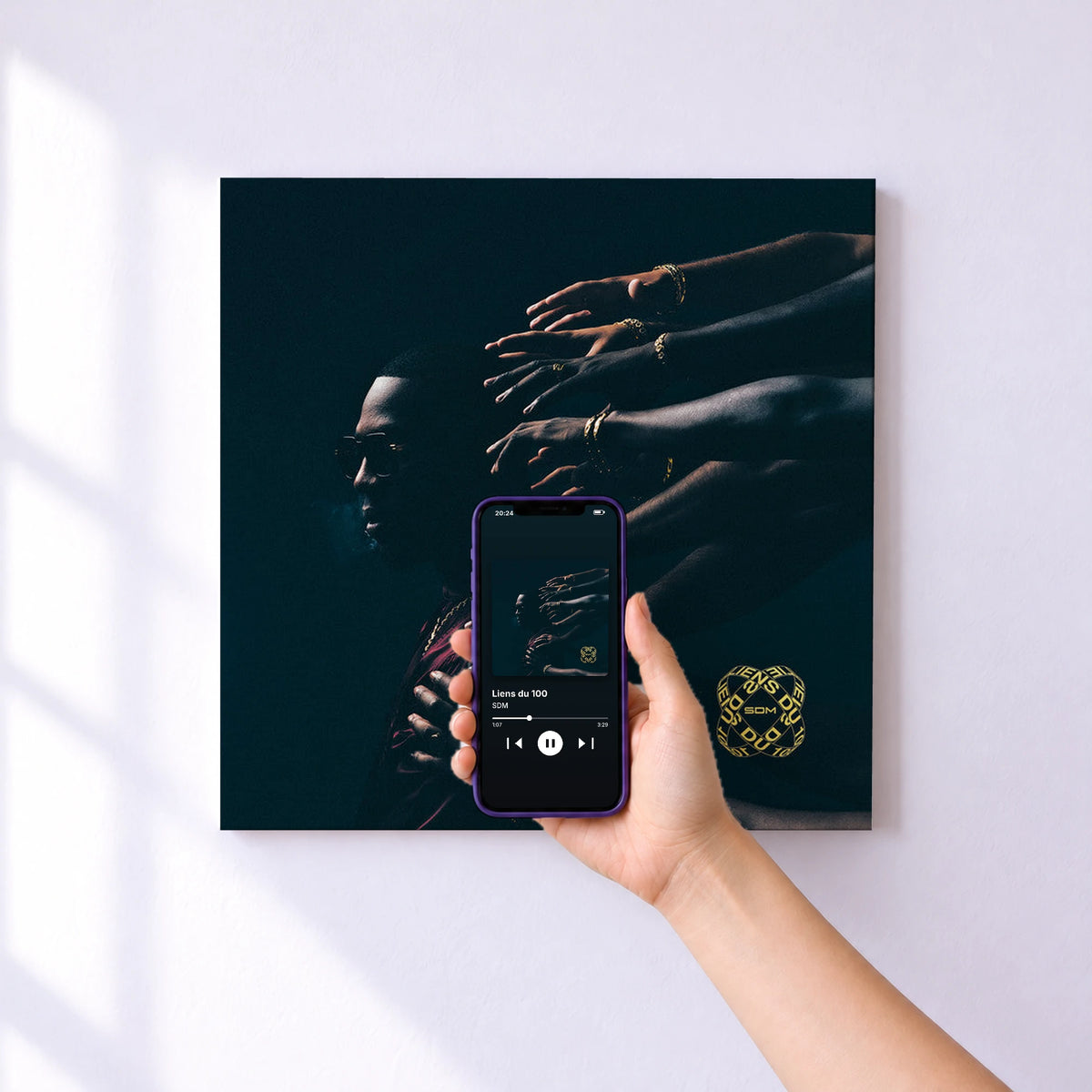 Affiche connectée Liens du 100 de SDM au mur : l'album se lance en approchant le téléphone