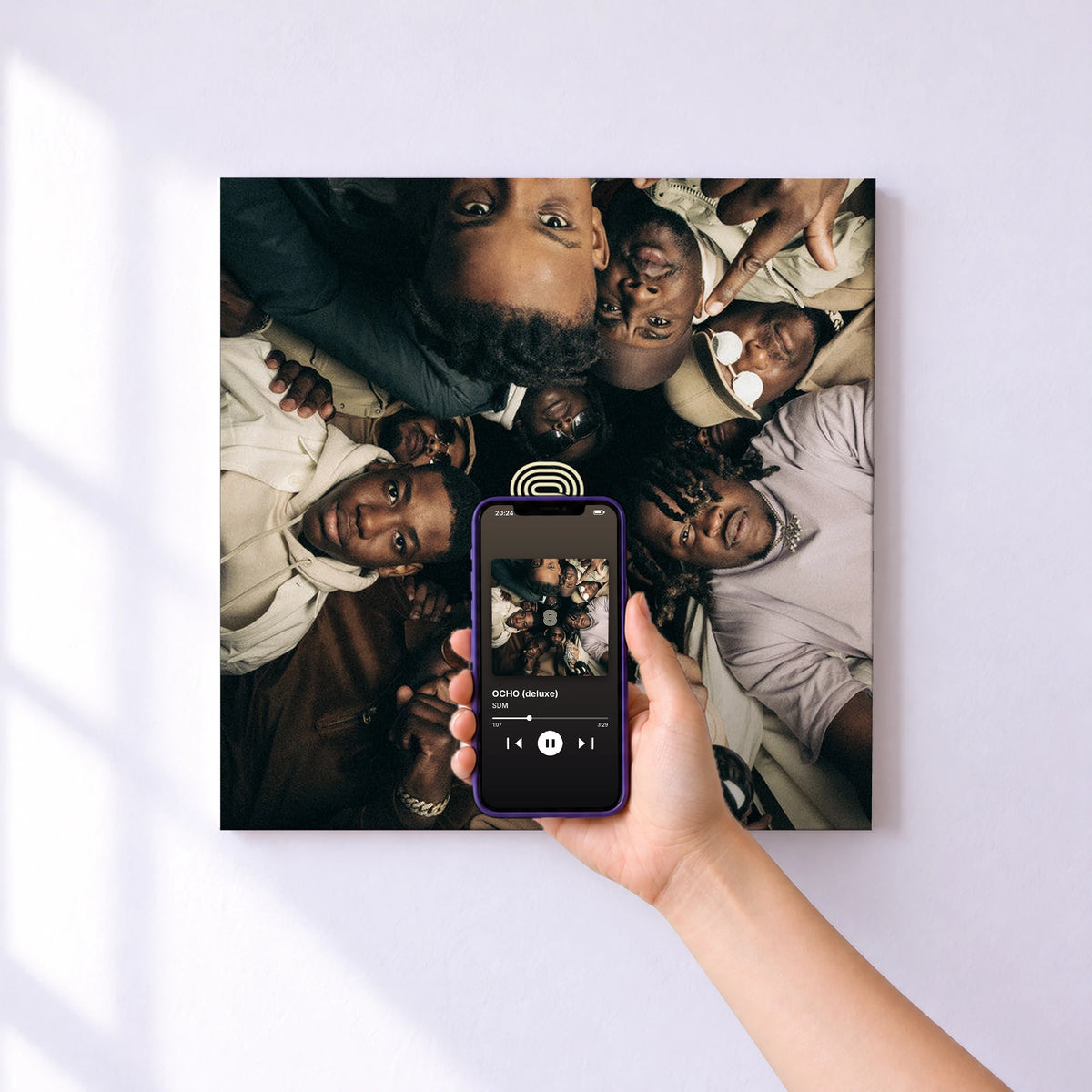Affiche connectée OCHO (deluxe) de SDM au mur : l'album se lance en approchant le téléphone