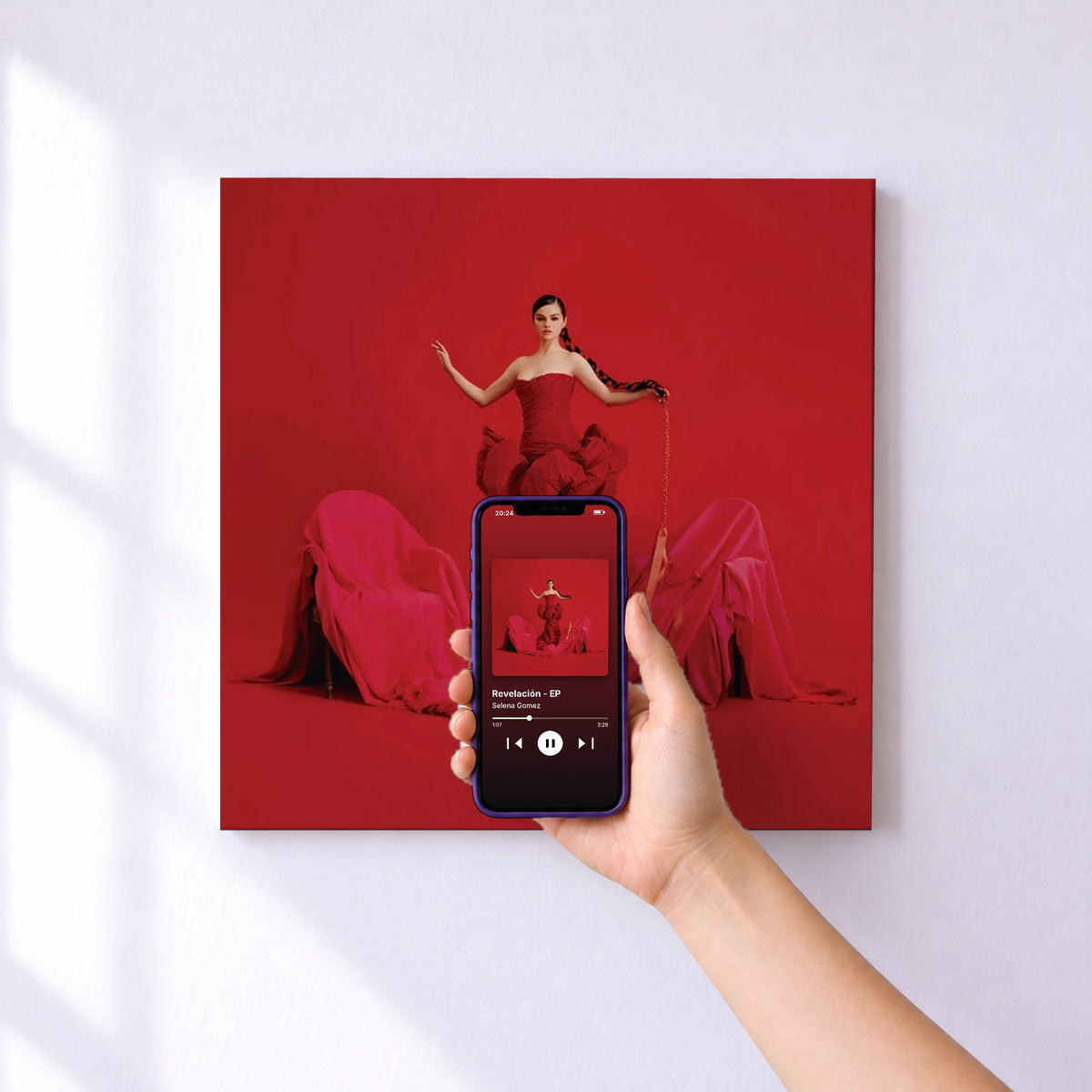 Affiche connectée Revelación - EP de Selena Gomez au mur : l'album se lance en approchant le téléphone