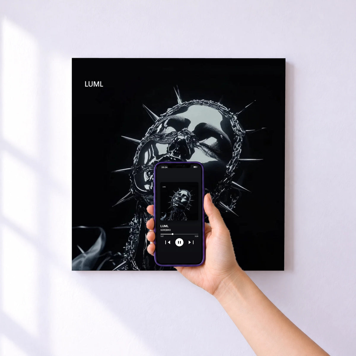 Affiche connectée LUML de SEREBRO au mur : l'album se lance en approchant le téléphone