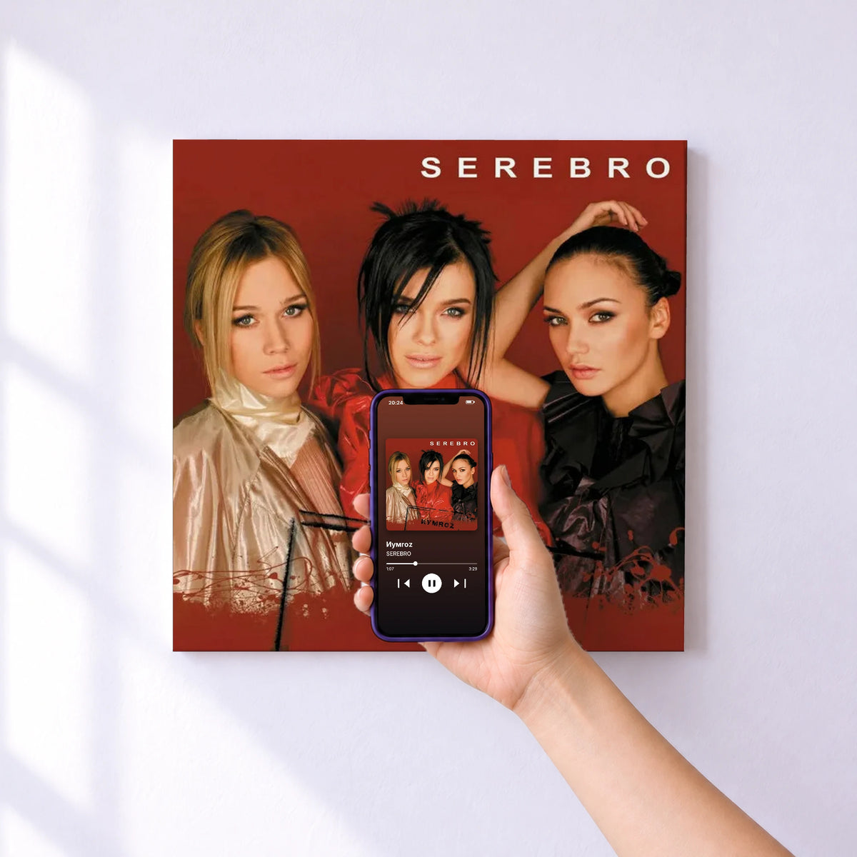 Affiche connectée Иумroz de SEREBRO au mur : l'album se lance en approchant le téléphone