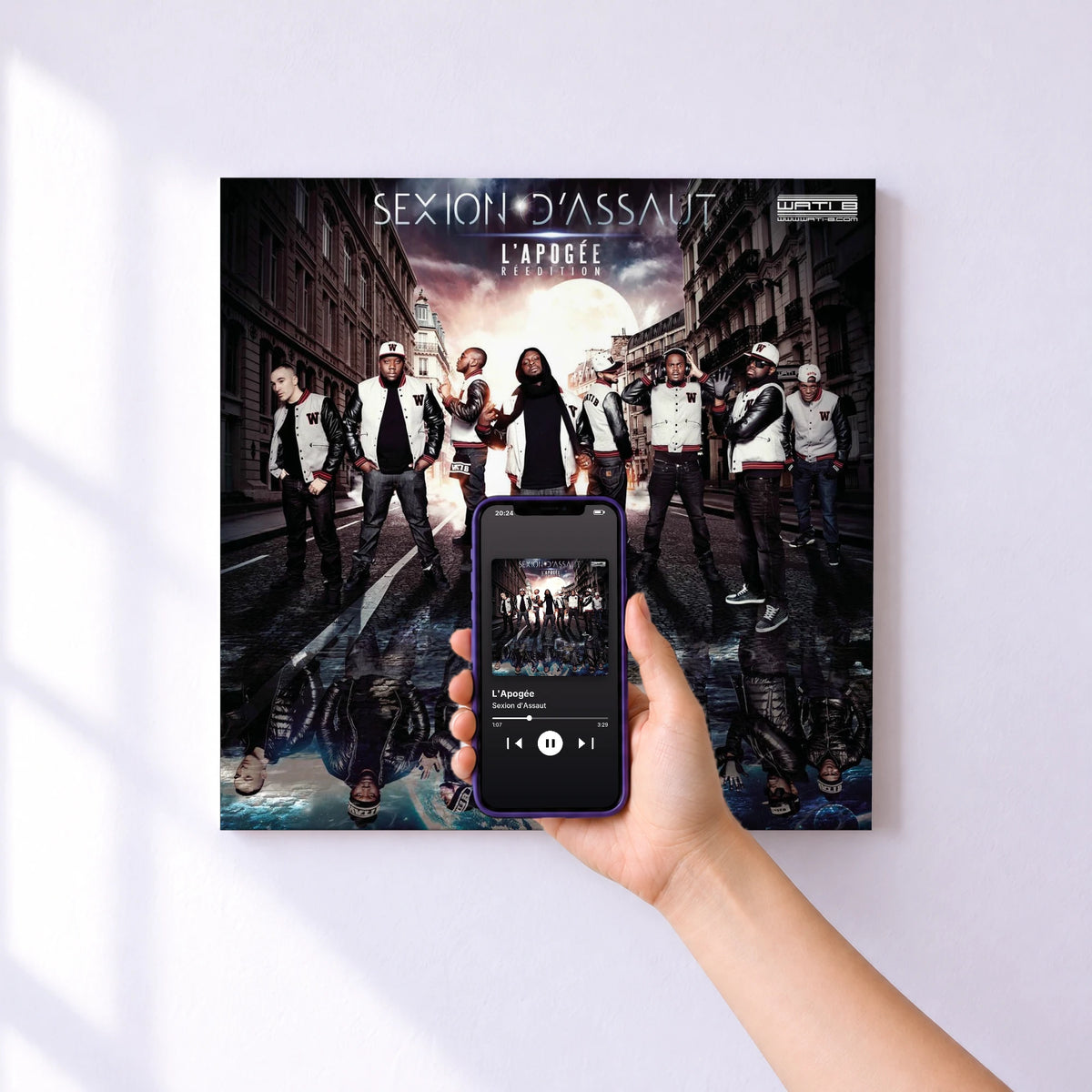 Affiche connectée L'Apogée de Sexion d'Assaut au mur : l'album se lance en approchant le téléphone