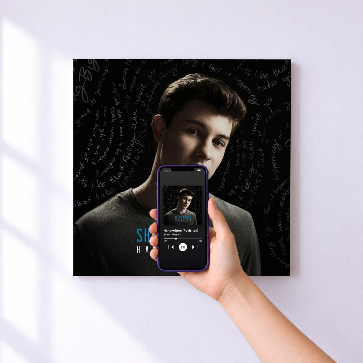 Affiche connectée Handwritten (Revisited) de Shawn Mendes au mur : l'album se lance en approchant le téléphone