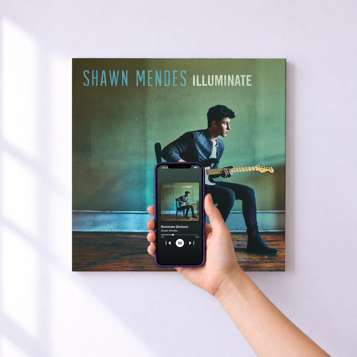 Affiche connectée Illuminate (Deluxe) de Shawn Mendes au mur : l'album se lance en approchant le téléphone