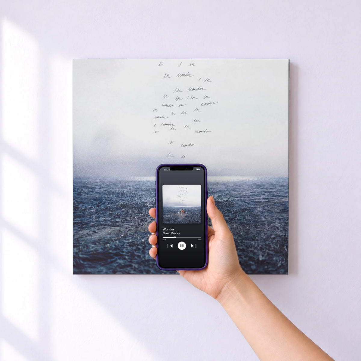 Affiche connectée Wonder de Shawn Mendes au mur : l'album se lance en approchant le téléphone
