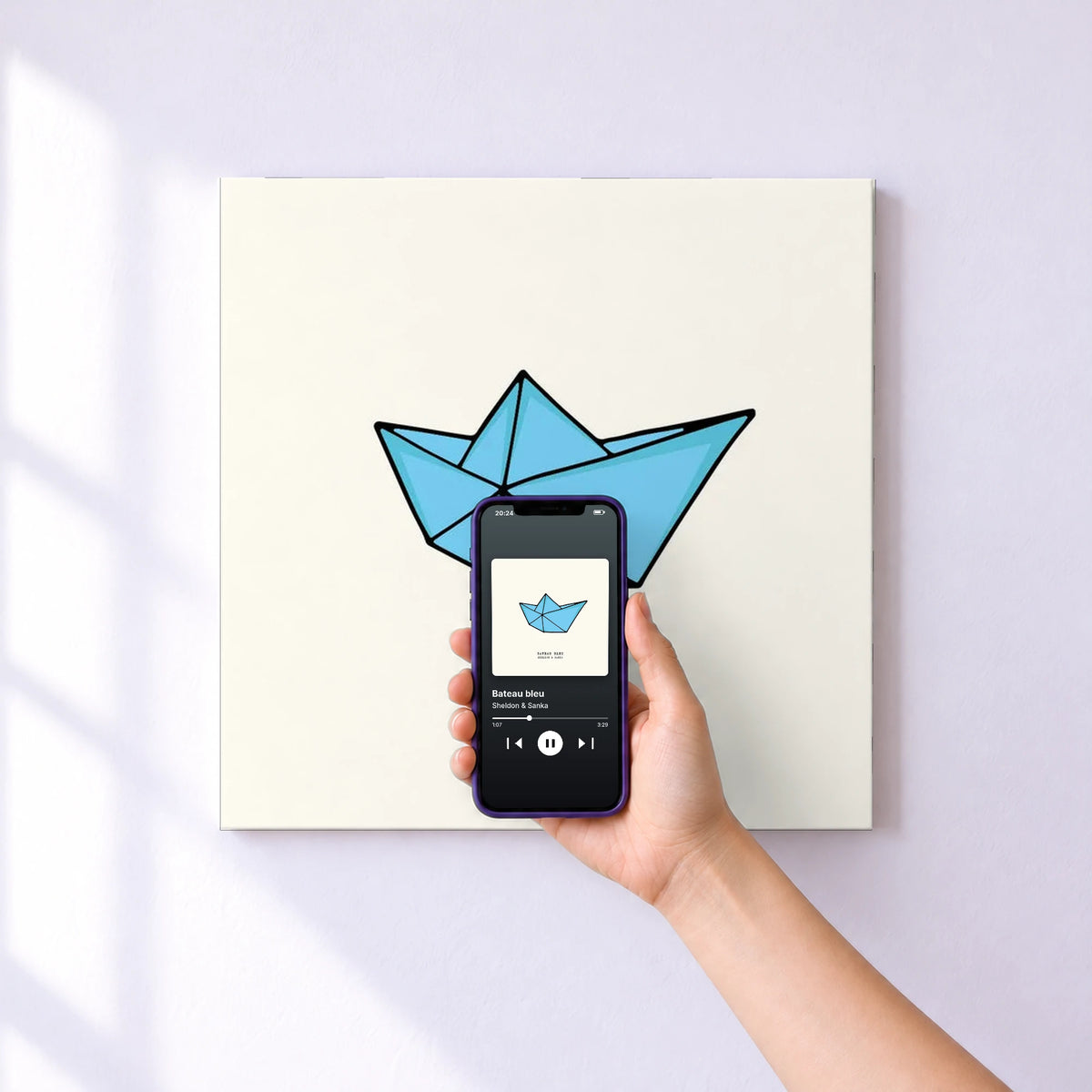 Affiche connectée Bateau bleu de Sheldon & Sanka au mur : l'album se lance en approchant le téléphone