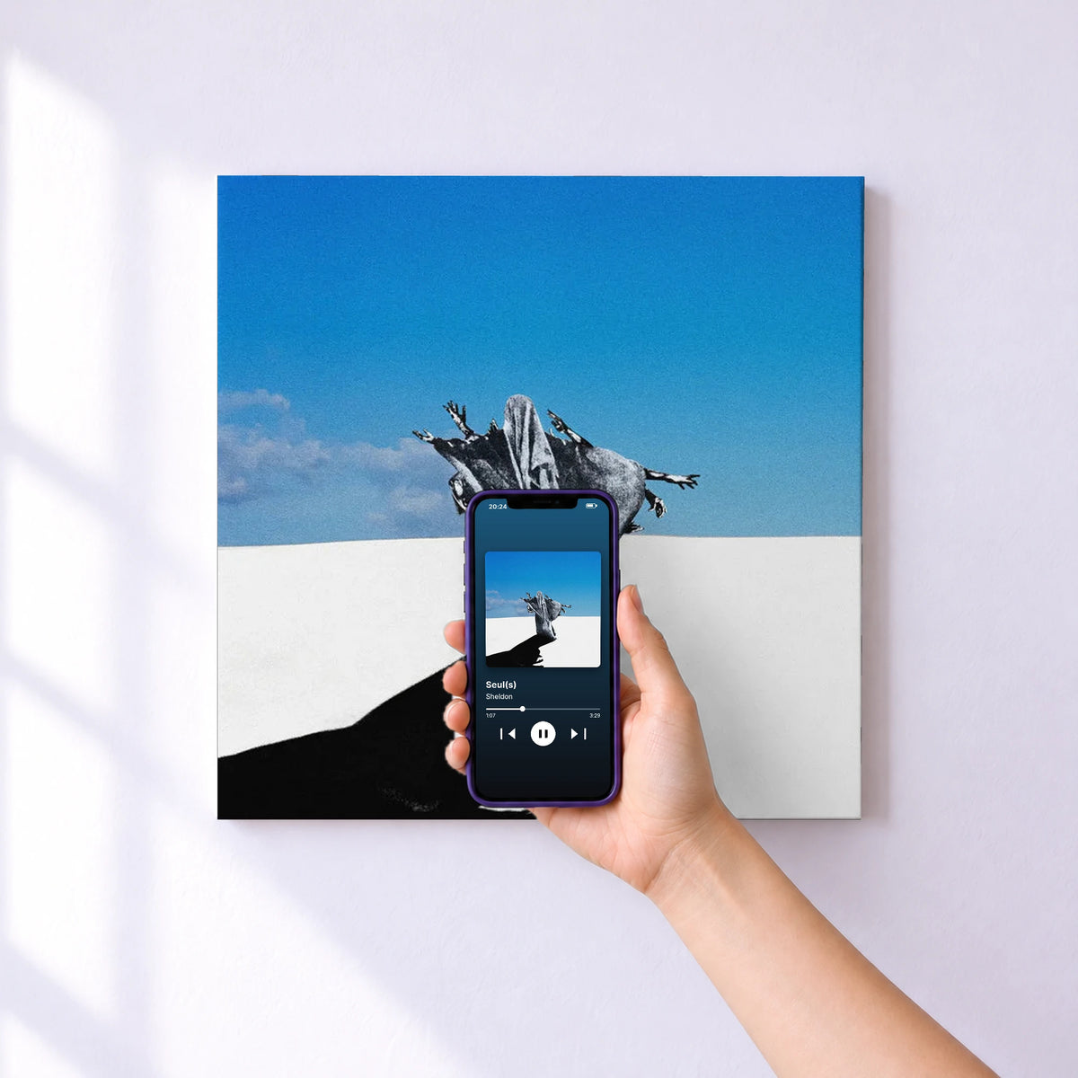 Affiche connectée Seul(s) de Sheldon au mur : l'album se lance en approchant le téléphone
