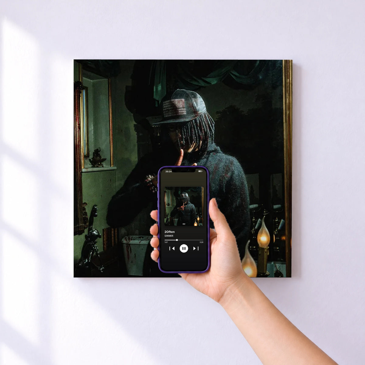 Affiche connectée 2Often de SINN6R au mur : l'album se lance en approchant le téléphone