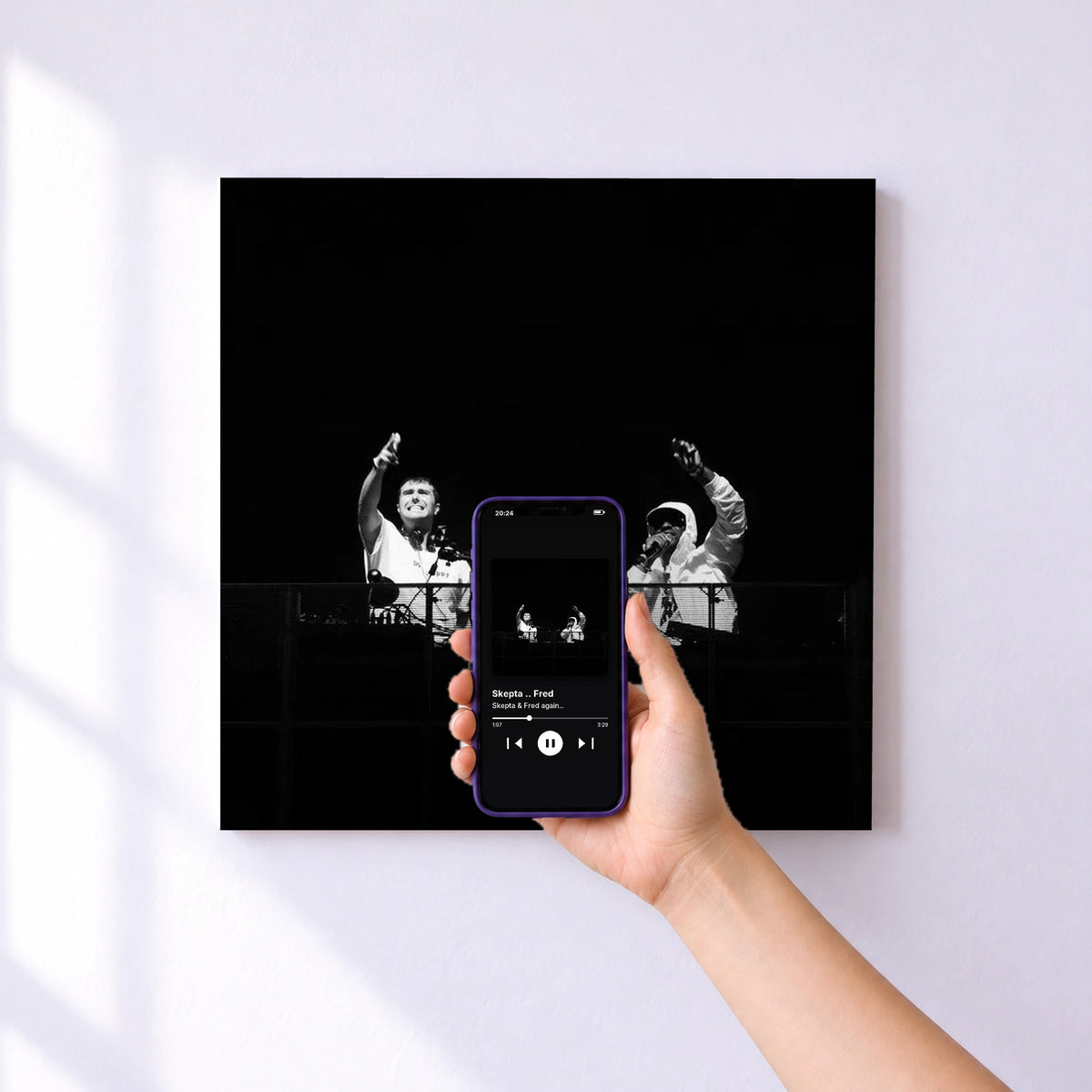 Affiche connectée Skepta .. Fred de Skepta & Fred again.. au mur : l'album se lance en approchant le téléphone