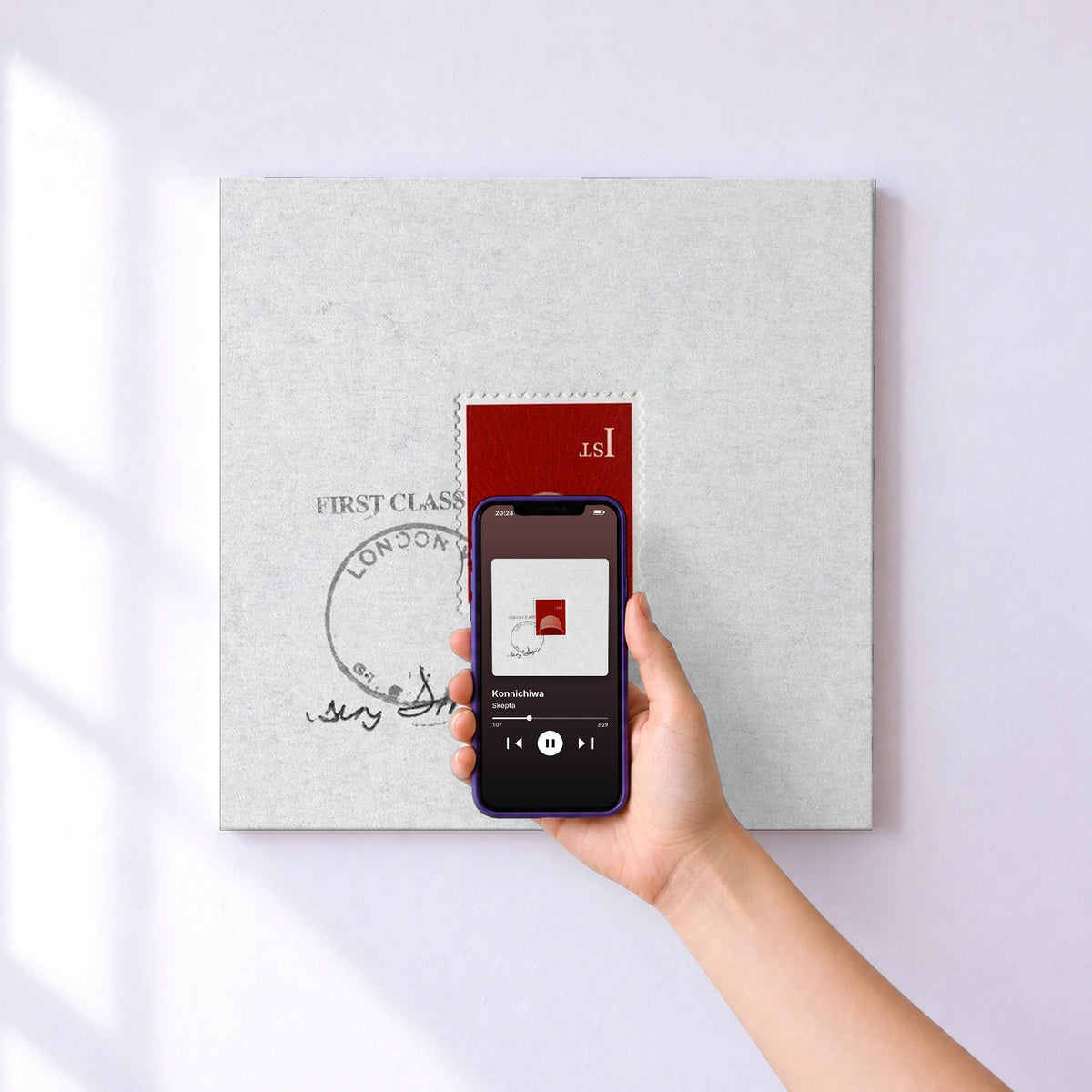 Affiche connectée Konnichiwa de Skepta au mur : l'album se lance en approchant le téléphone
