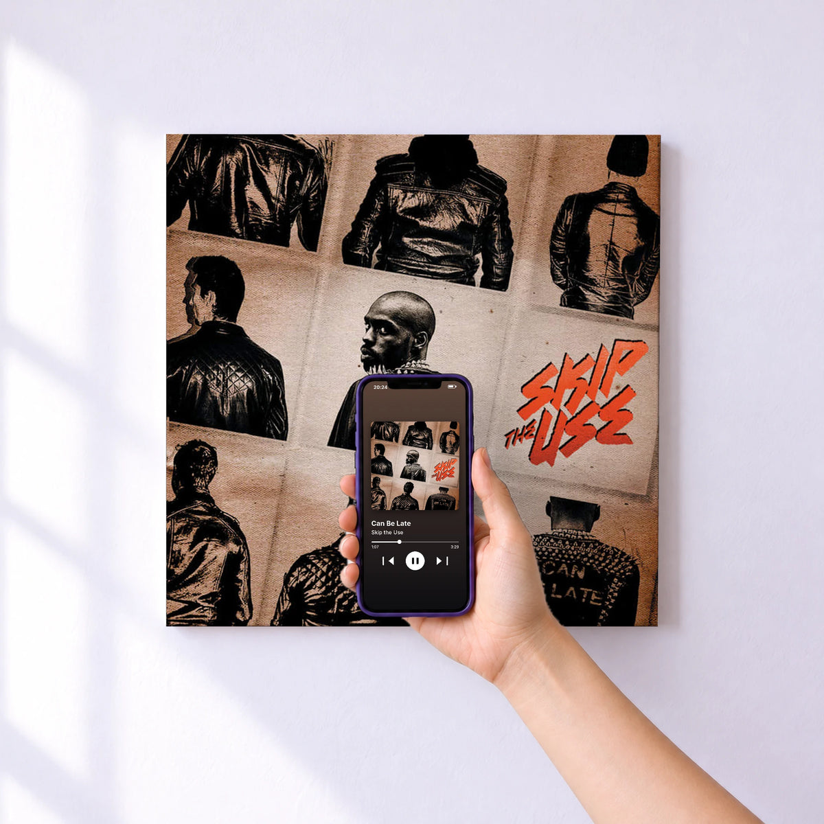 Affiche connectée Can Be Late de Skip the Use au mur : l'album se lance en approchant le téléphone
