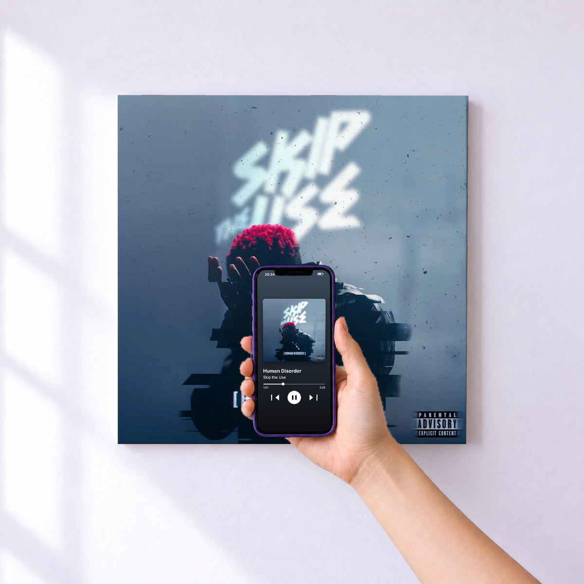 Affiche connectée Human Disorder de Skip the Use au mur : l'album se lance en approchant le téléphone