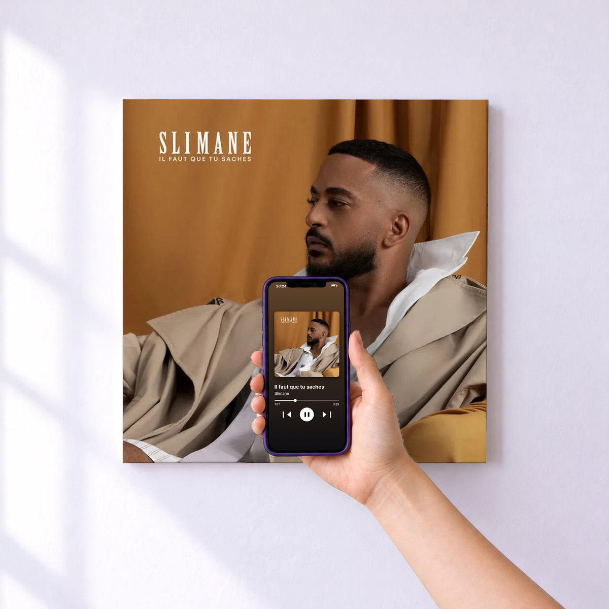 Affiche connectée Il faut que tu saches de Slimane au mur : l'album se lance en approchant le téléphone