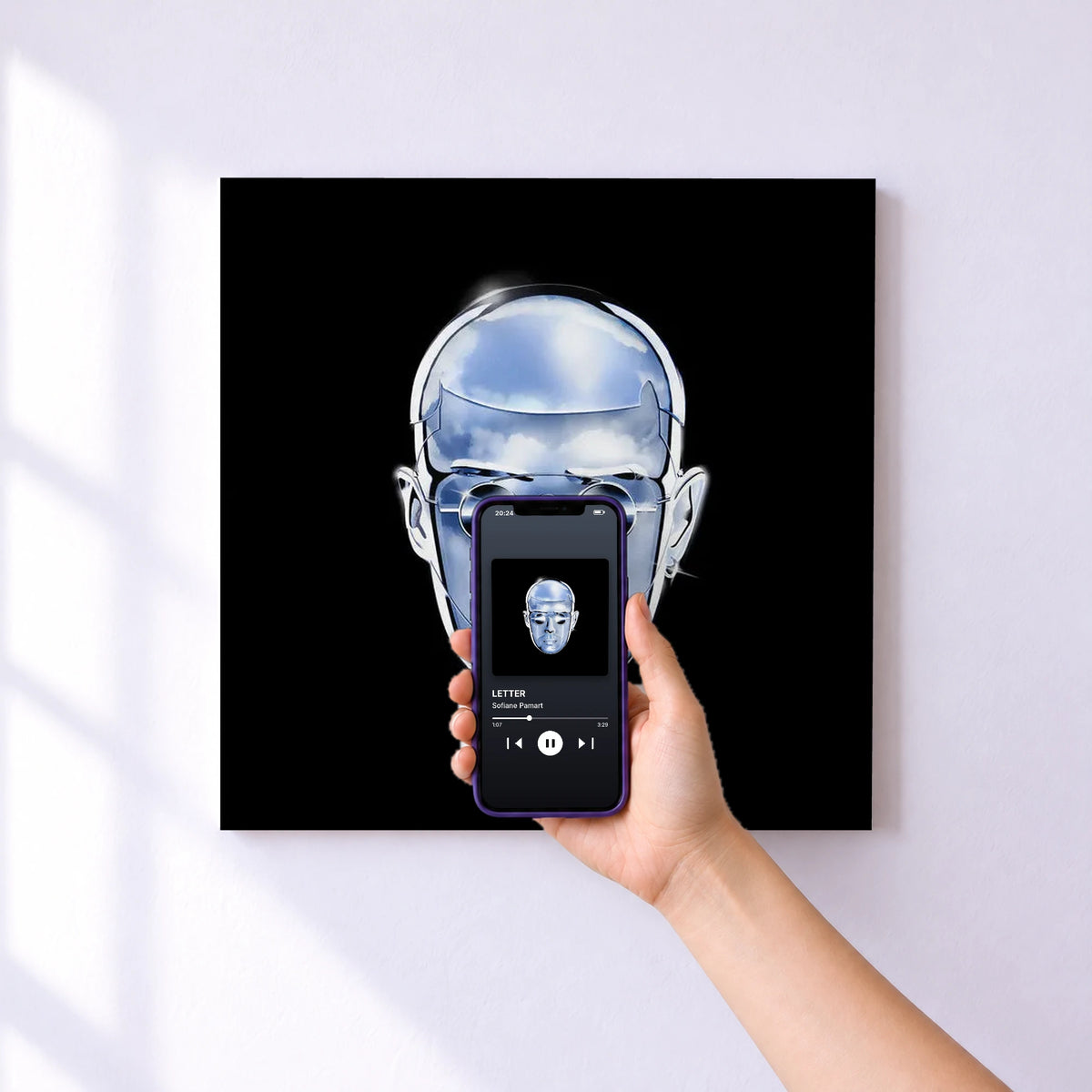 Affiche connectée LETTER de Sofiane Pamart au mur : l'album se lance en approchant le téléphone
