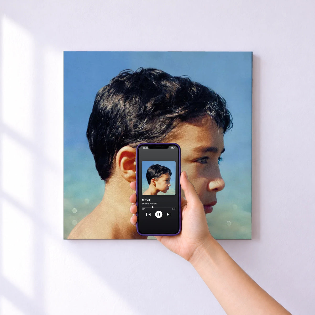 Affiche connectée MOVIE de Sofiane Pamart au mur : l'album se lance en approchant le téléphone
